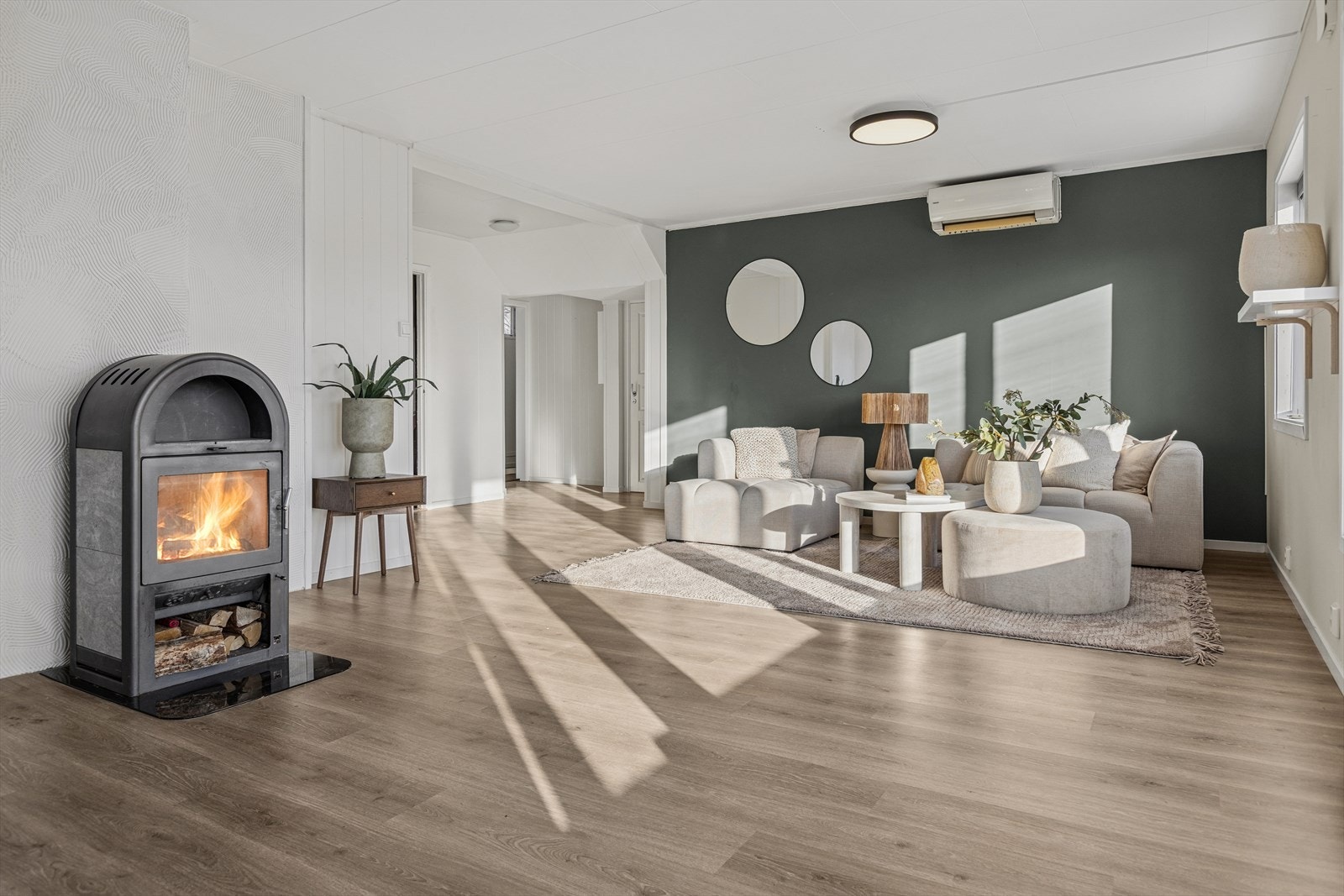 Kombinasjonen av vedovn og varmepumpe sørger for en lun og komfortabel stue. Galleribilde