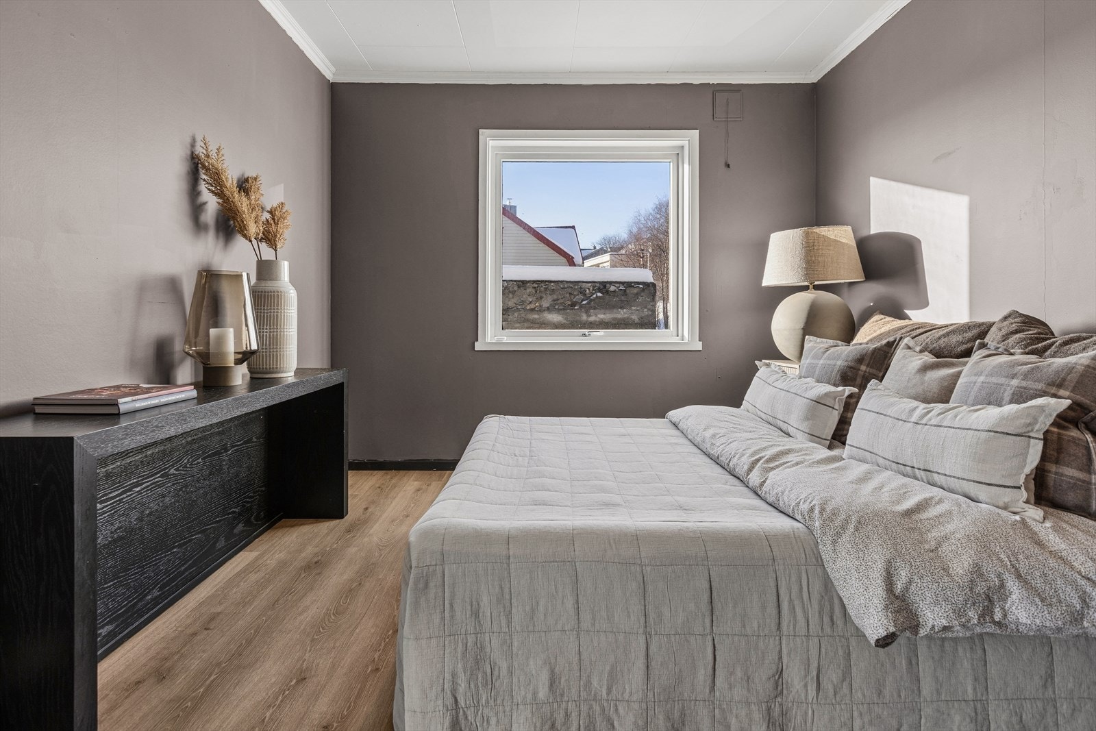 Luftig og innbydende soverom med plass til en stor dobbeltseng. Galleribilde