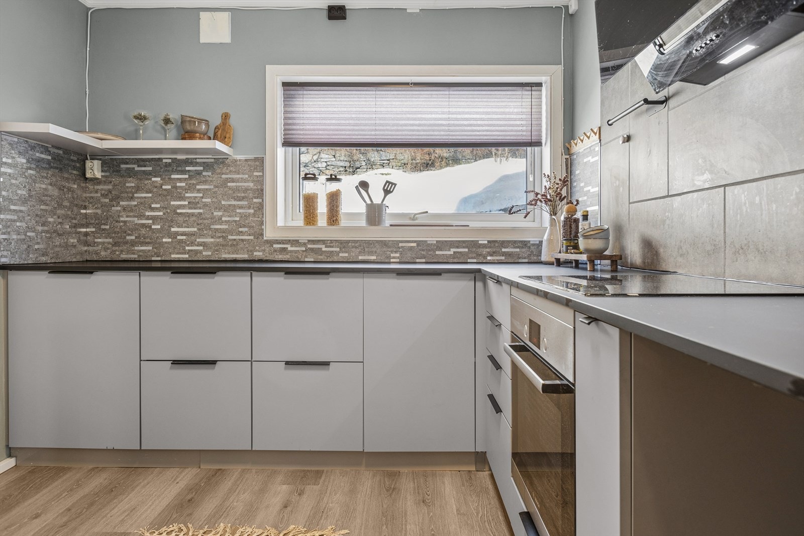 Romslig kjøkken med mye plass for lagring Galleribilde