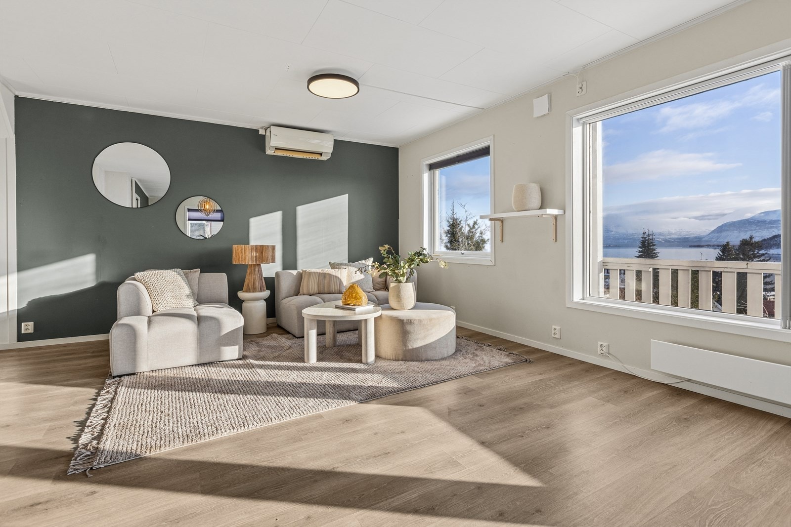 Fra sofaen kan du lene deg tilbake og ta inn utsikten. Galleribilde