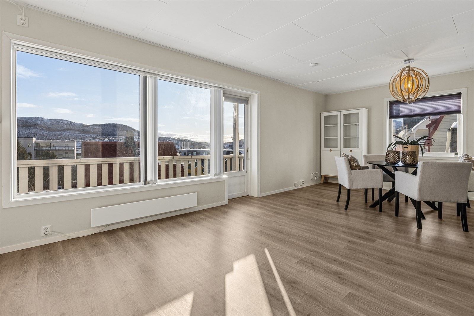 Praktisk direkteutgang fra stuen til balkong. Galleribilde