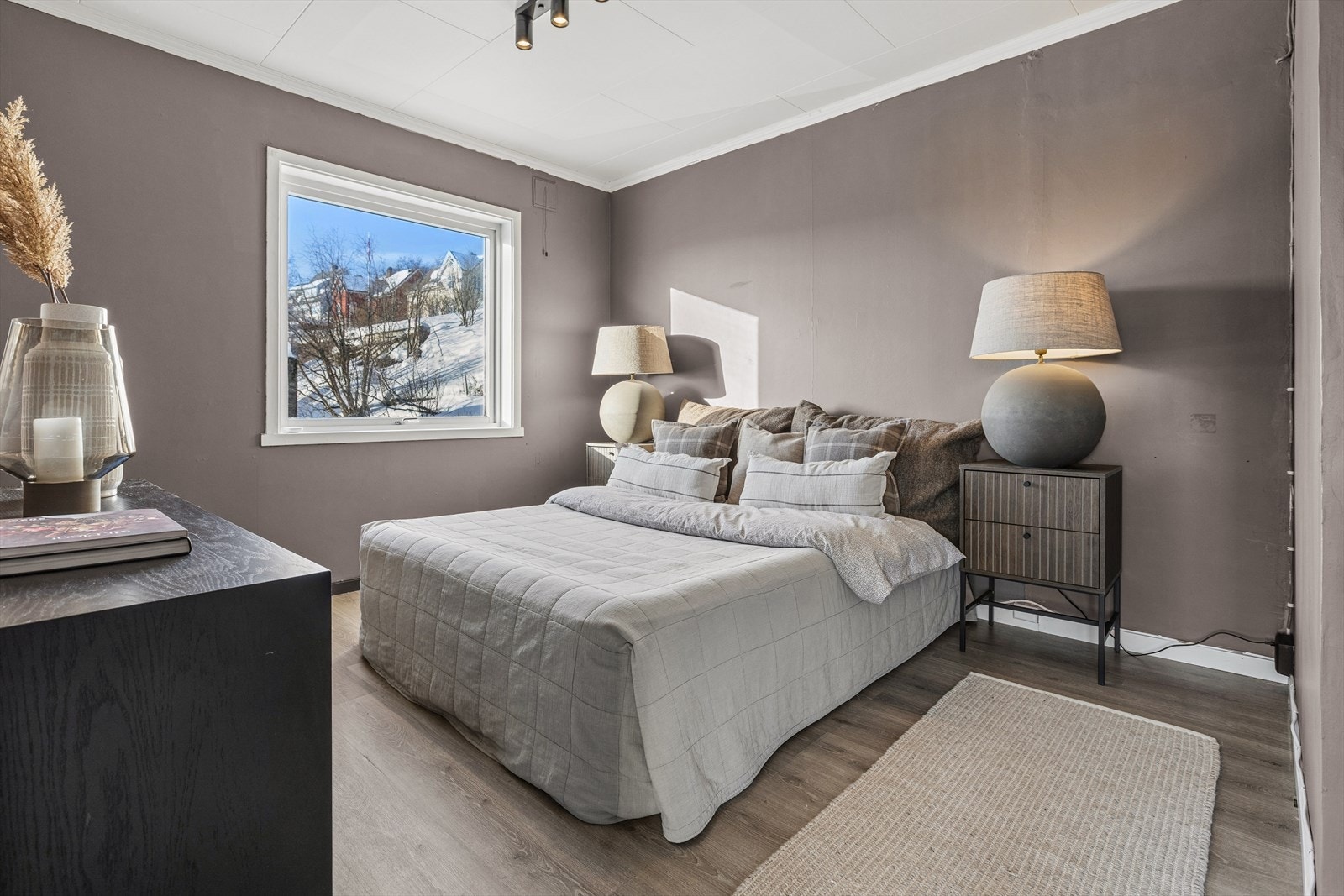 Med tre soverom totalt er dette leilighetens hovedsoverom. Galleribilde