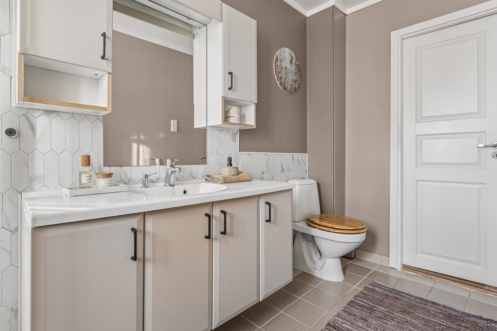 Bad med flislagt gulv . Galleribilde