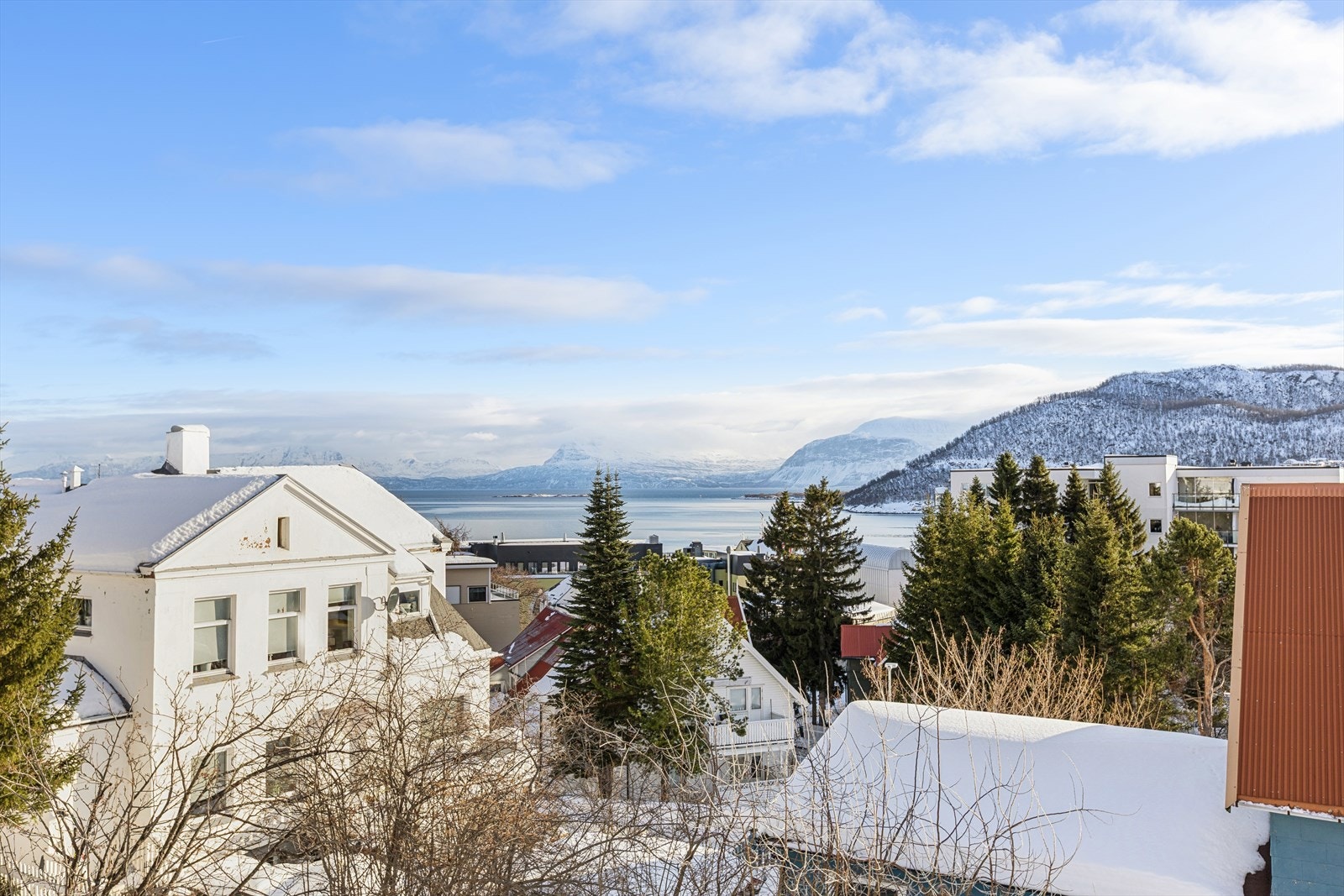 Fra balkongen kan du nyte utsikten ned mot bebyggelsen og sjøen. Galleribilde