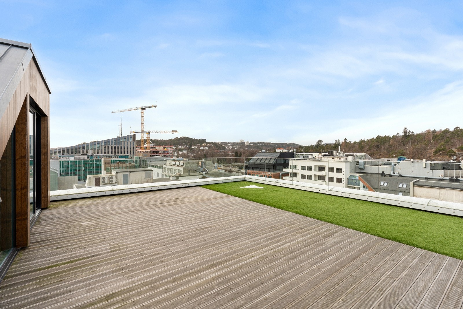 Usjenert og romslig på takterrassen sol fra morgen til kveld Galleribilde