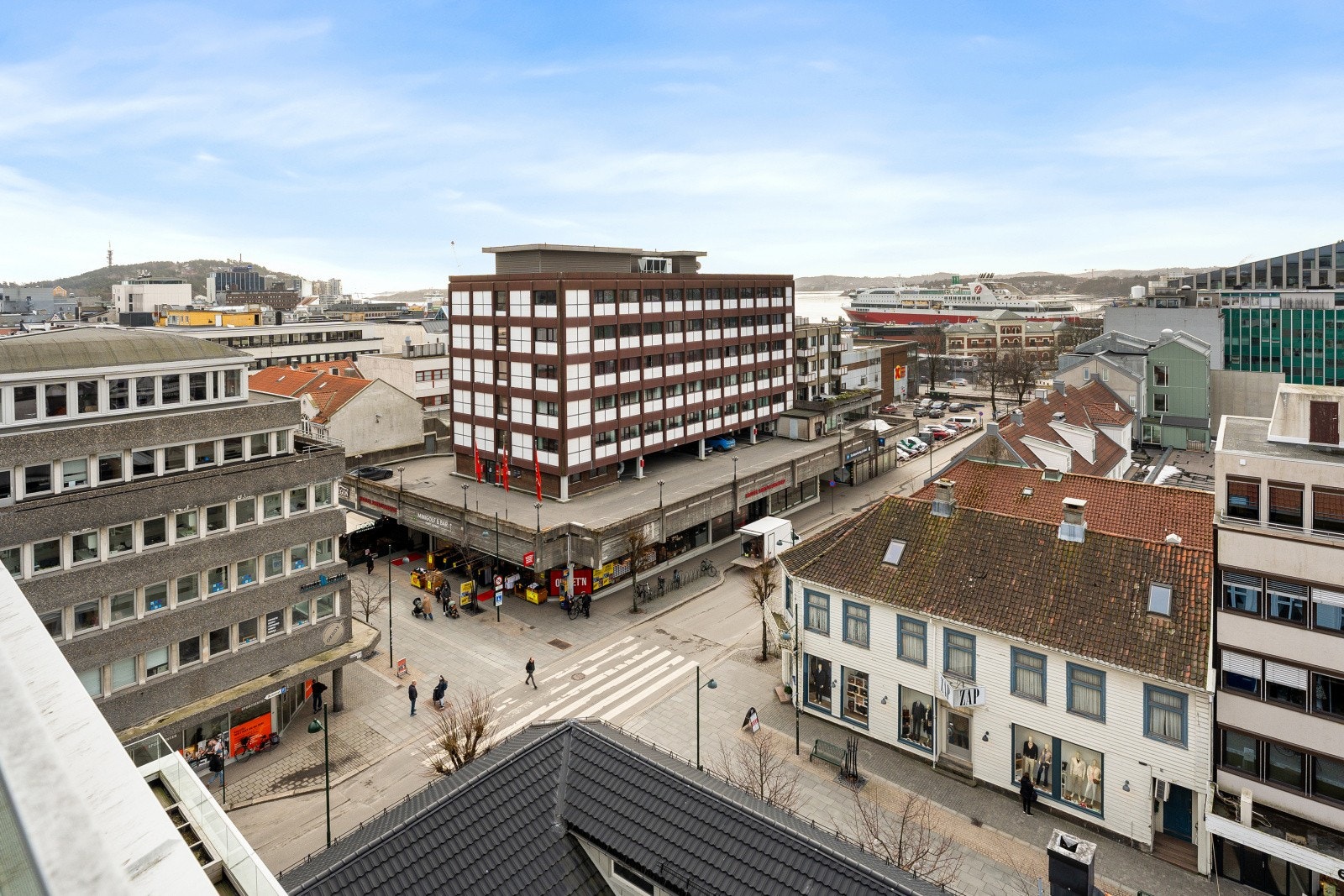 Utsikt mot gågaten og omgivelsene rundt Galleribilde