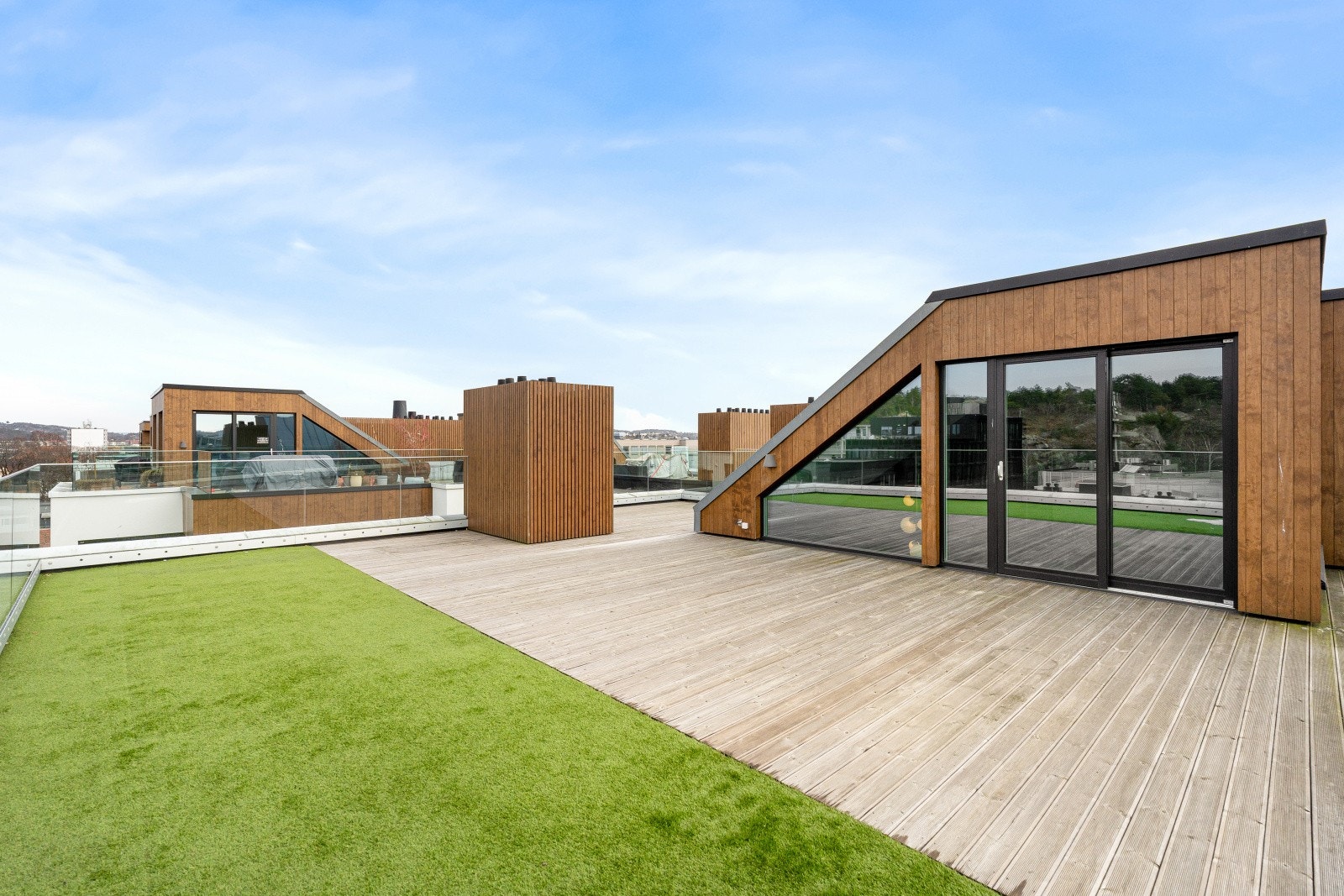 Takterrassen har deler med kunstgress og terrassebord. Galleribilde