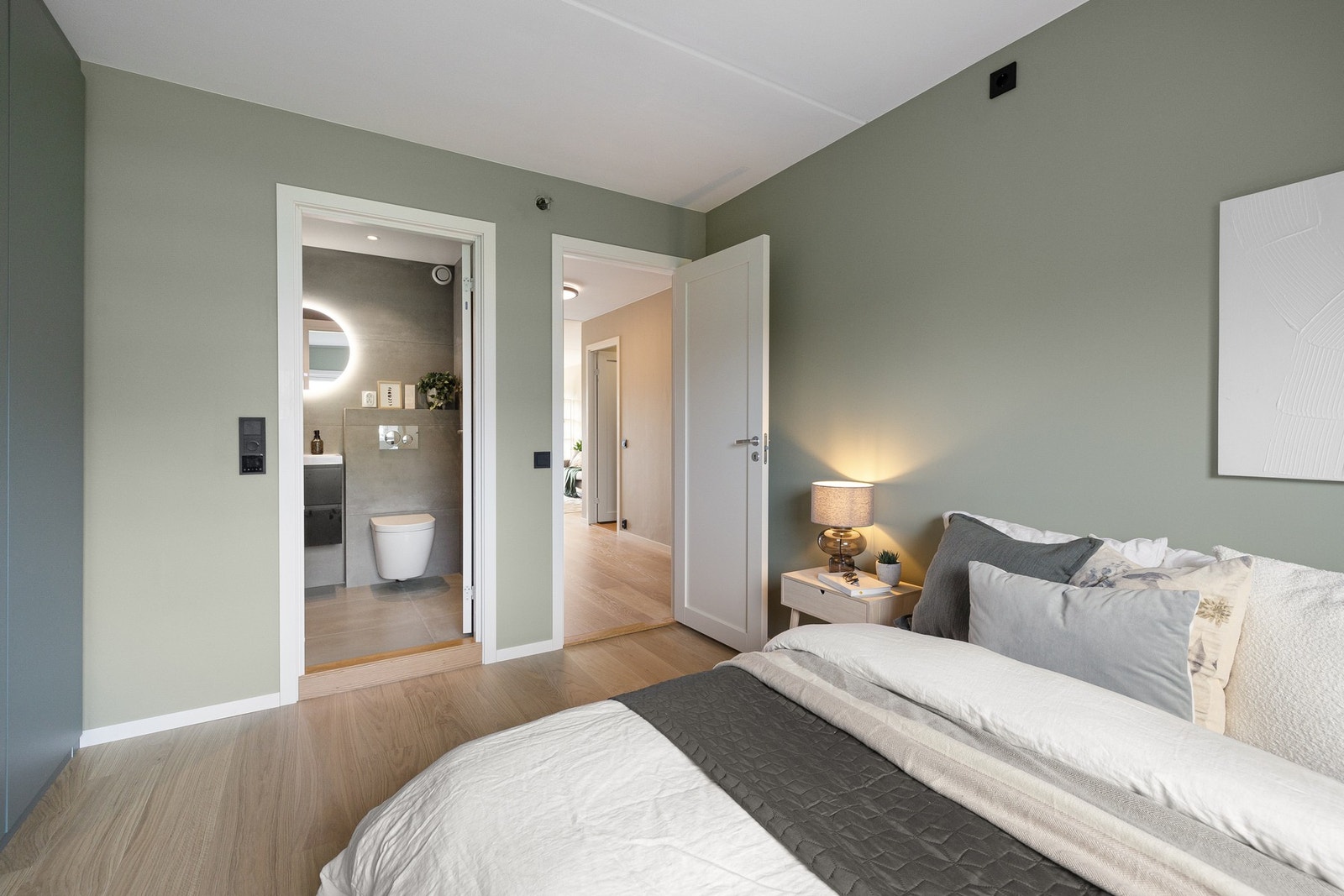 (Dette bildet er av tilsvarende leilighet som er pusset opp. Den ligger i etasjen under leiligheten som er til salgs.) Galleribilde