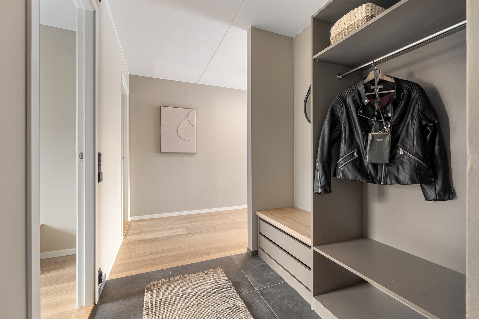 (Dette bildet er av tilsvarende leilighet som er pusset opp. Den ligger i etasjen under leiligheten som er til salgs.) Galleribilde