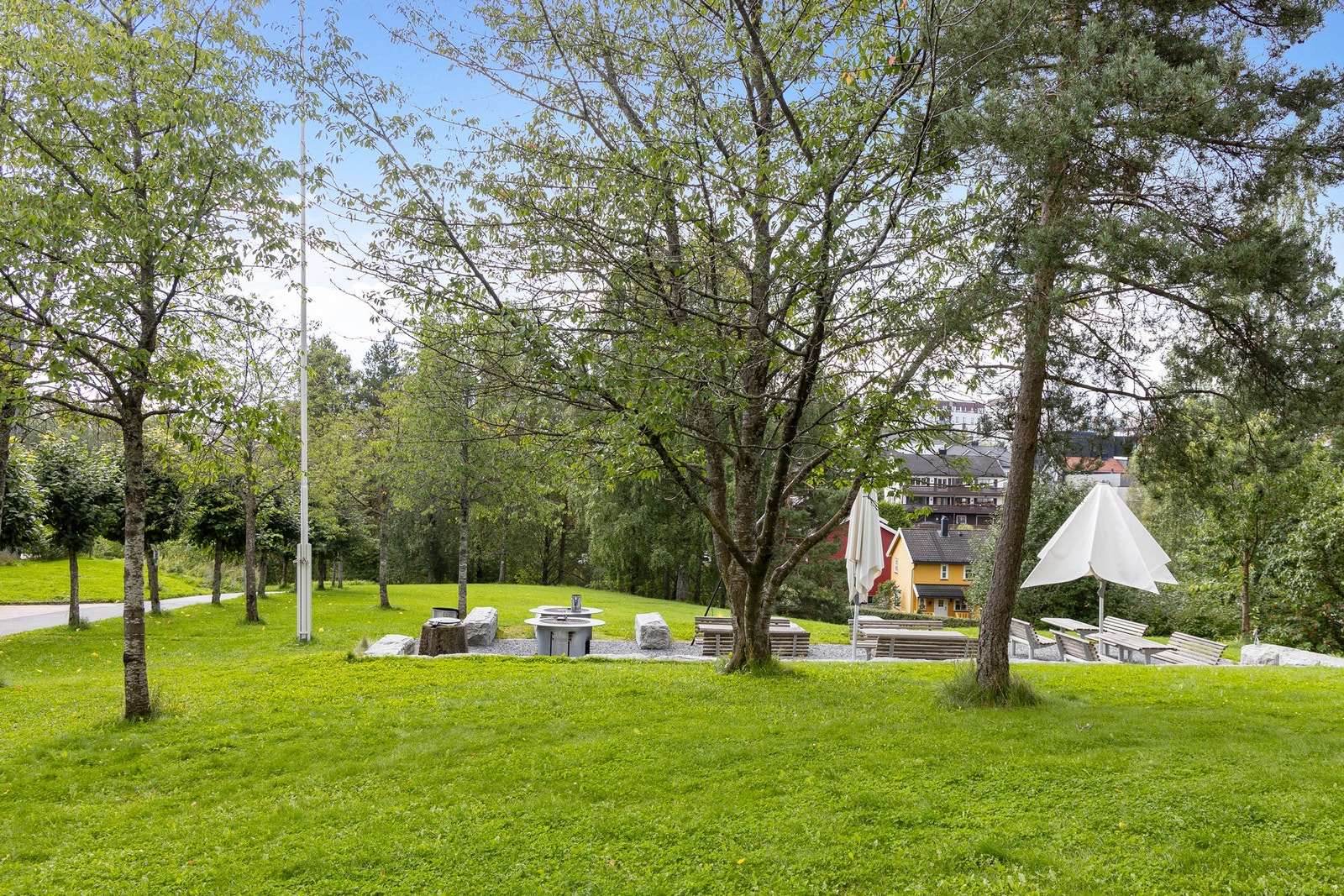 Koselig grillplass som kan benyttes av alle i borettslaget. Galleribilde