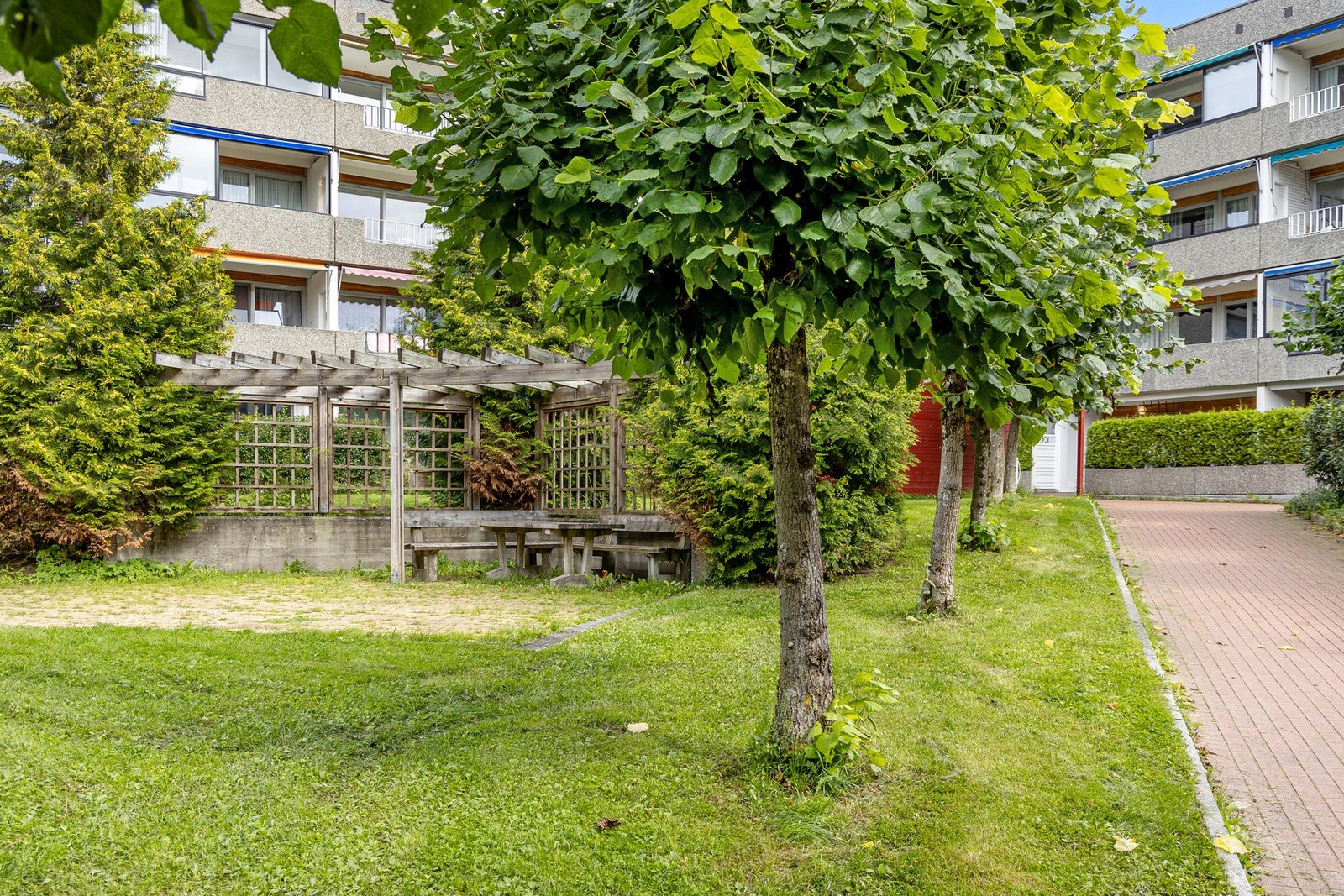 Uteområdene i borettslaget er pent opparbeidet og byr på flere hyggelige oppholdsarealer. Galleribilde