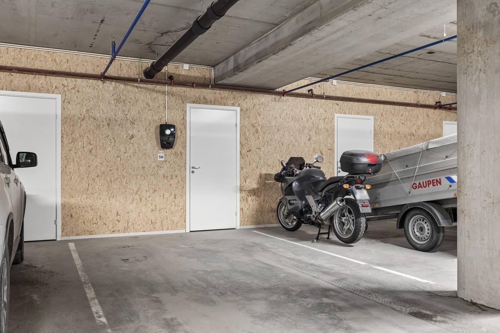 Egen parkeringsplass i oppvarmet garasje med elbillader. Romslig bod i bakkant. Galleribilde