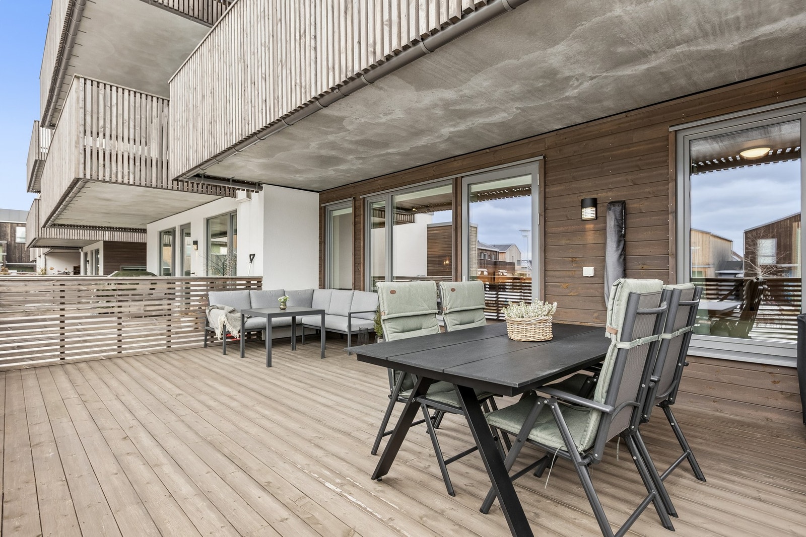 Terrassen er designet for å gi naturlige soner, slik at du enkelt kan skape flere funksjonelle områder. Galleribilde
