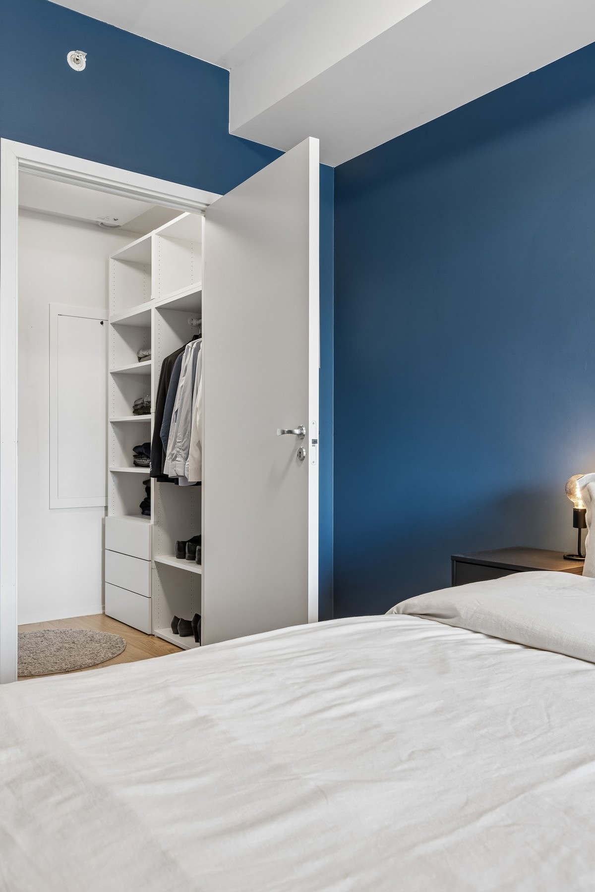 I tilknytning hovedsoverommet ligger en praktisk bod som i dag benyttes som walk-in-closet. Galleribilde