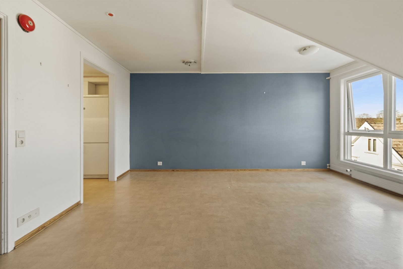 Her er det fint plass til både sofaløsning og spisestue. Galleribilde