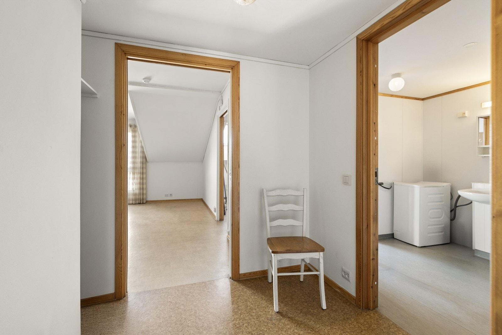 Entré med adkomst til soverom og bad Galleribilde