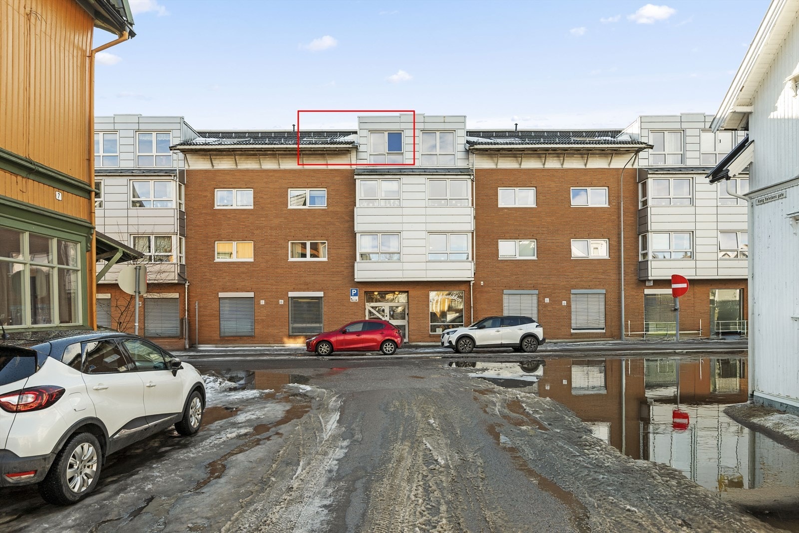 Leiligheten ligger i Midløkken 1 Borettslag - et veletablert og hyggelig bofellesskap med kort vei til sentrum og kollektivtransport. Galleribilde
