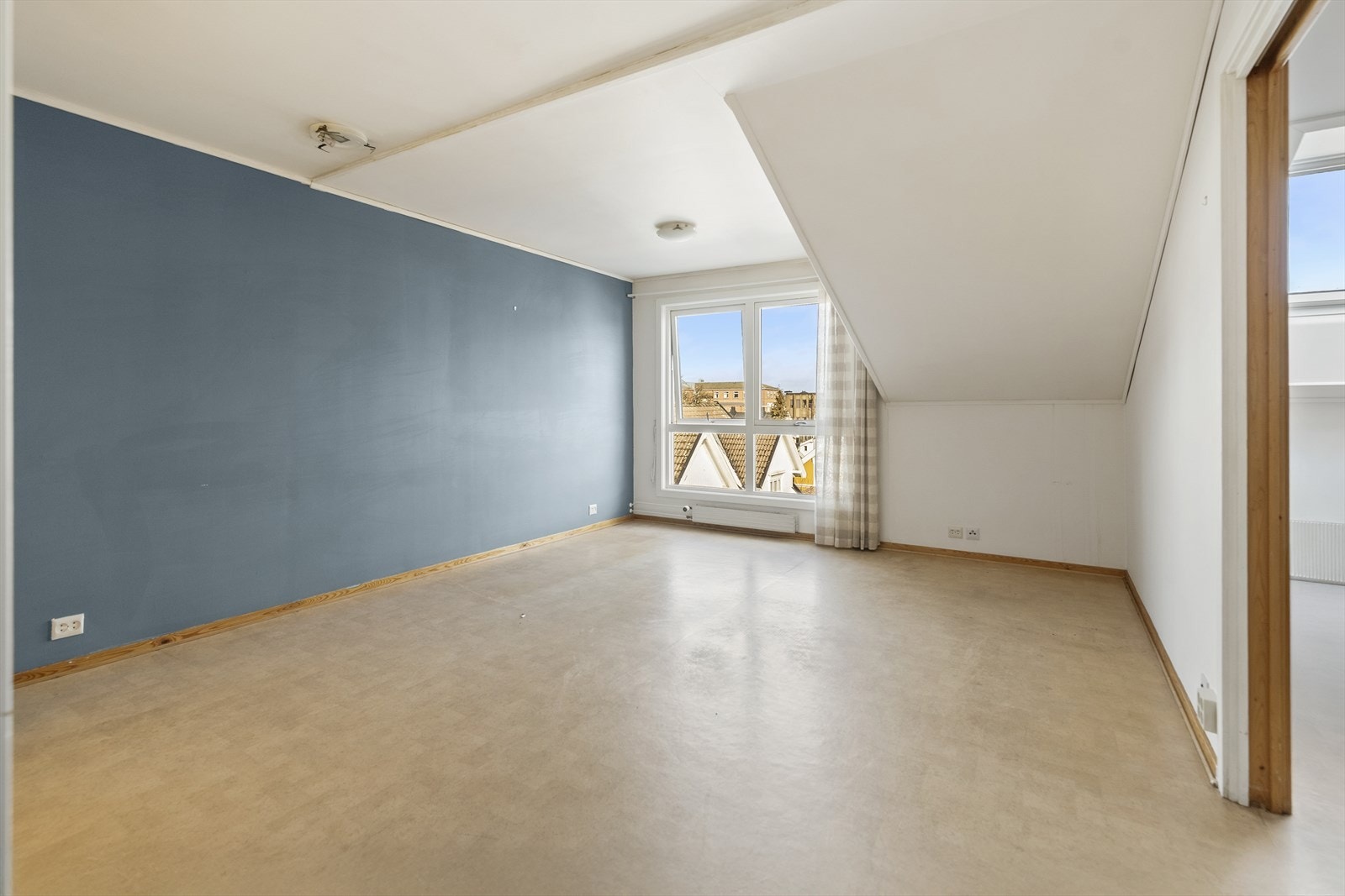 Stuesonen har godt med naturlig lys fra generøs vindusflate i enden av rommet. Galleribilde