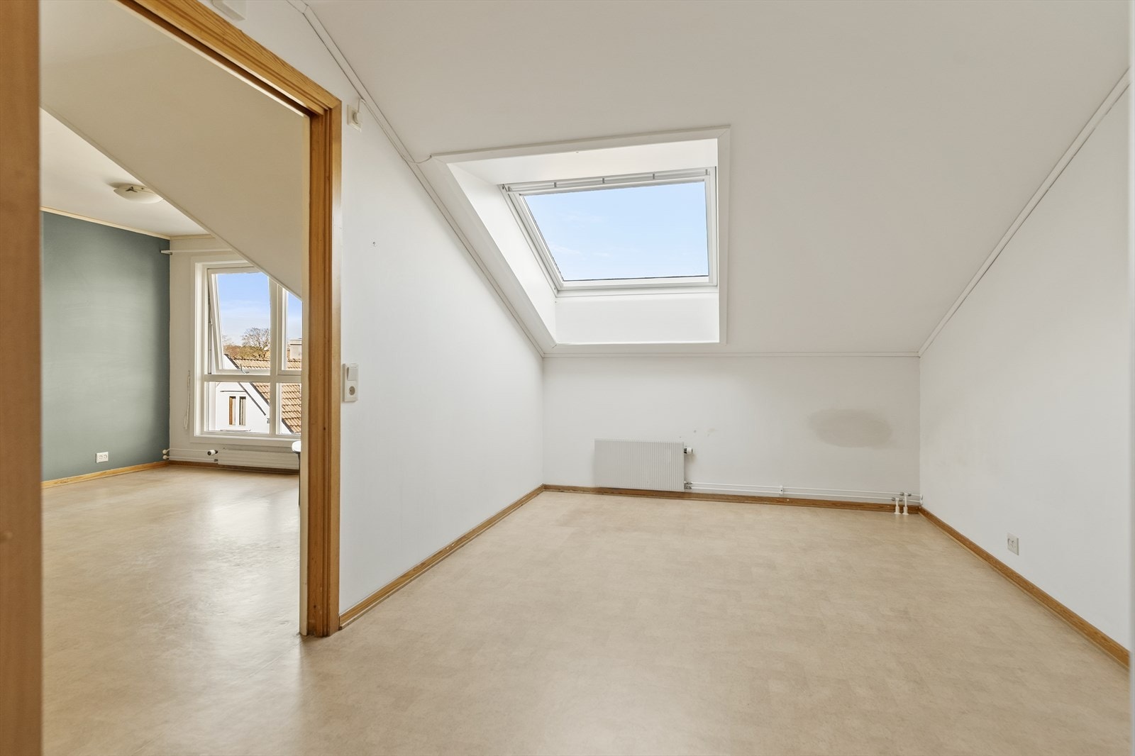Takvindu bidrar til naturlig dagslys inn i rommet. Galleribilde
