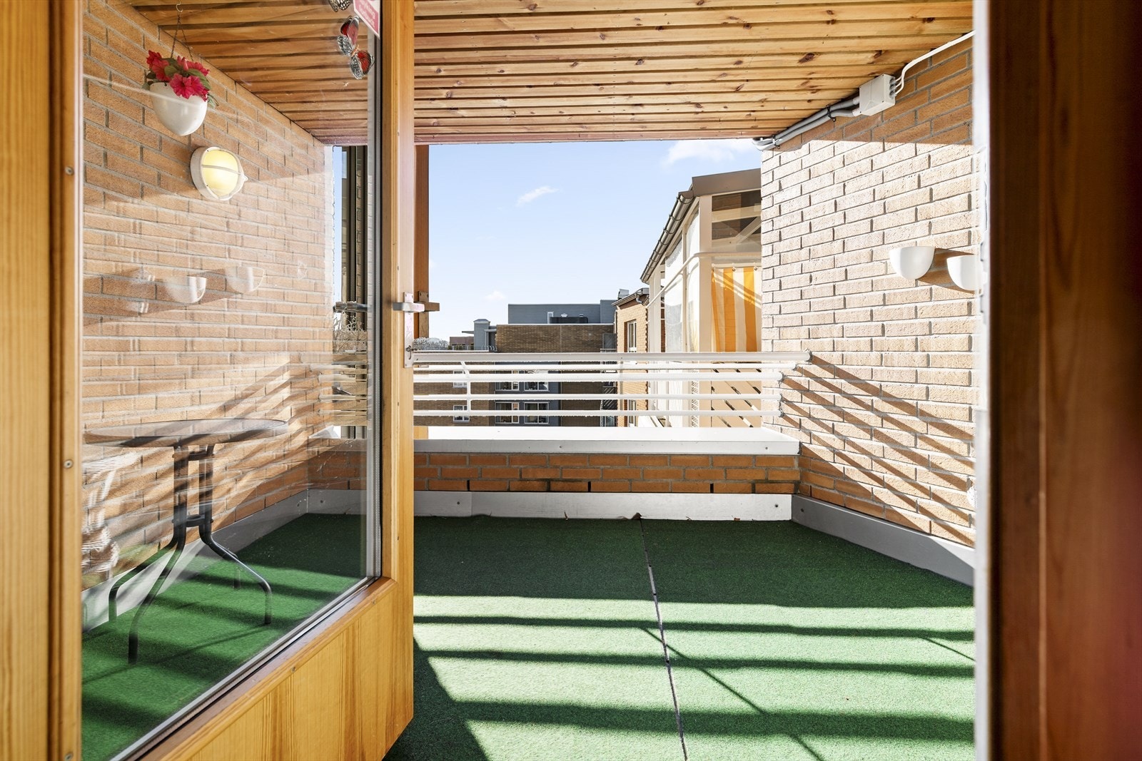 Felles, lun og overbygget terrasse som kan benyttes ved fine og varmere dager. Galleribilde