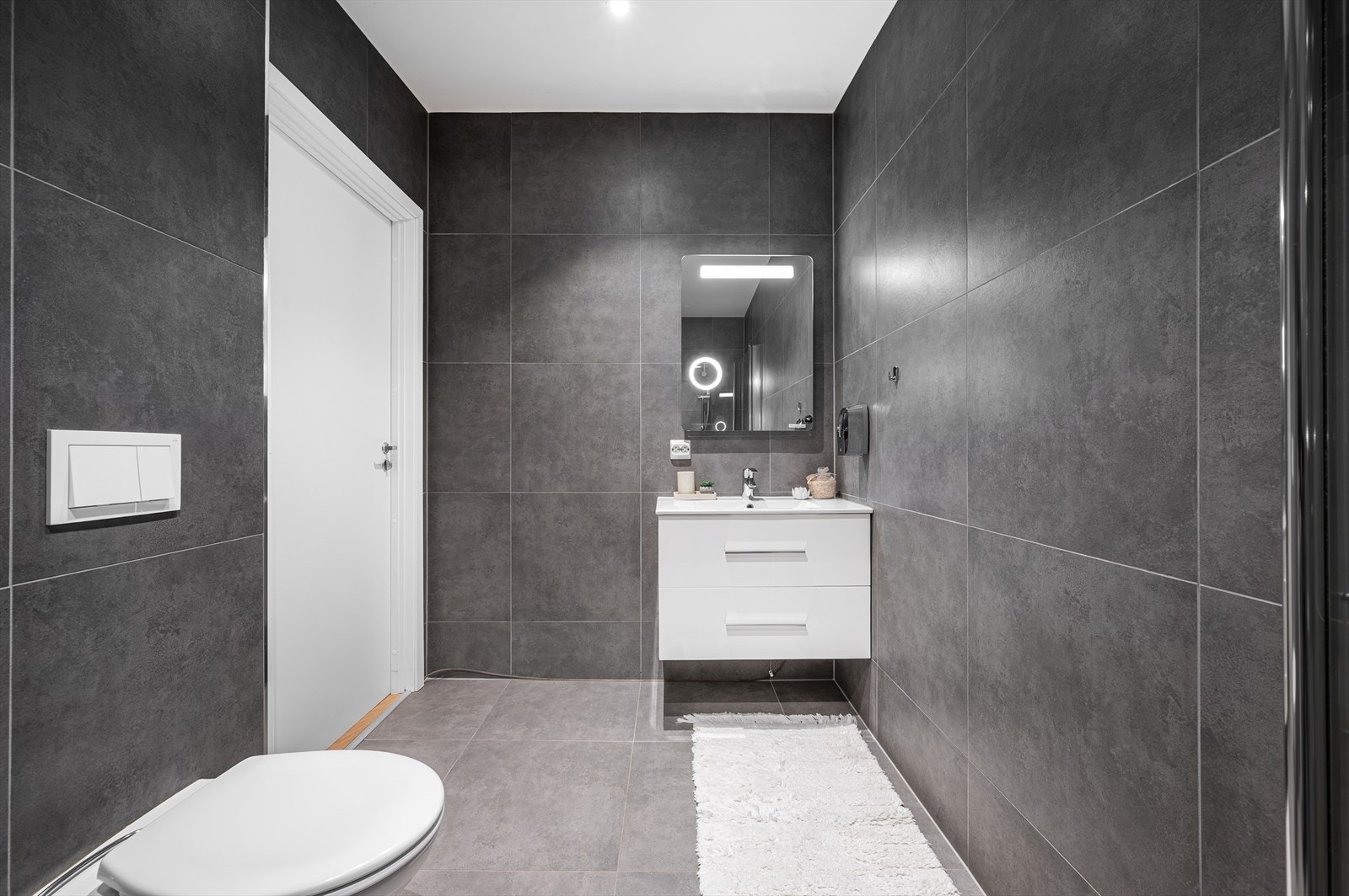 - Varmekabler i gulv sørger for en jevn og behagelig temperatur i rommet - Galleribilde