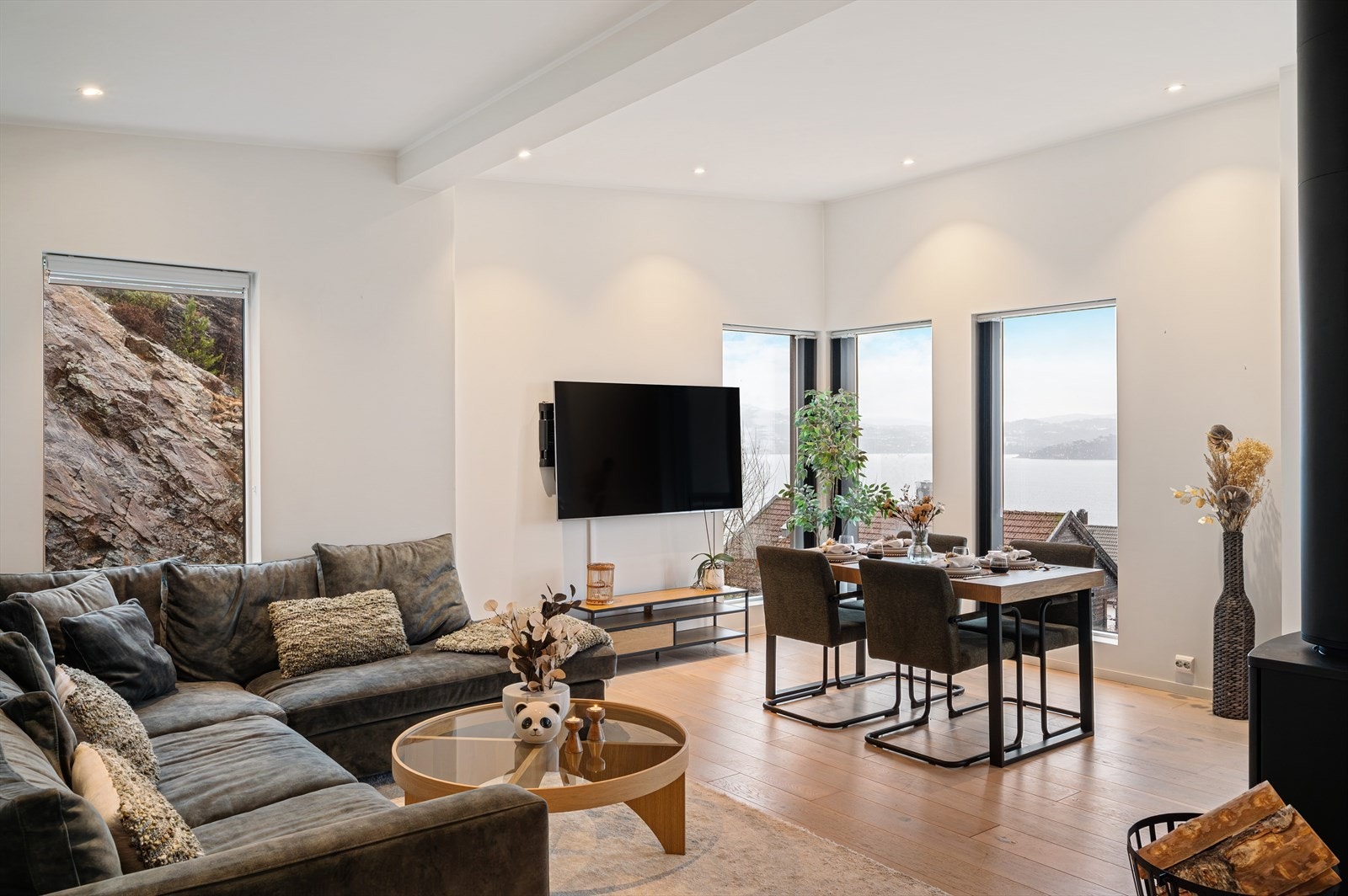 - Emera eiendomsmegling v/Hamza Yousaf Choudhary har gleden av å presentere Svartedalsvegen 72 - Galleribilde