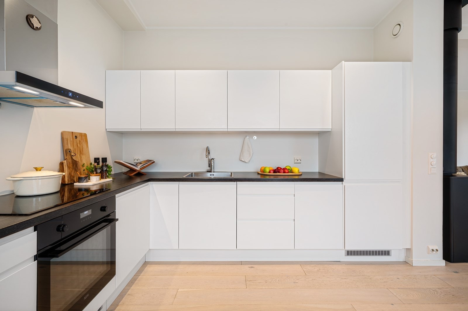 - Godt med skap- og benkplass gjør matlagingen til en drøm! - Galleribilde