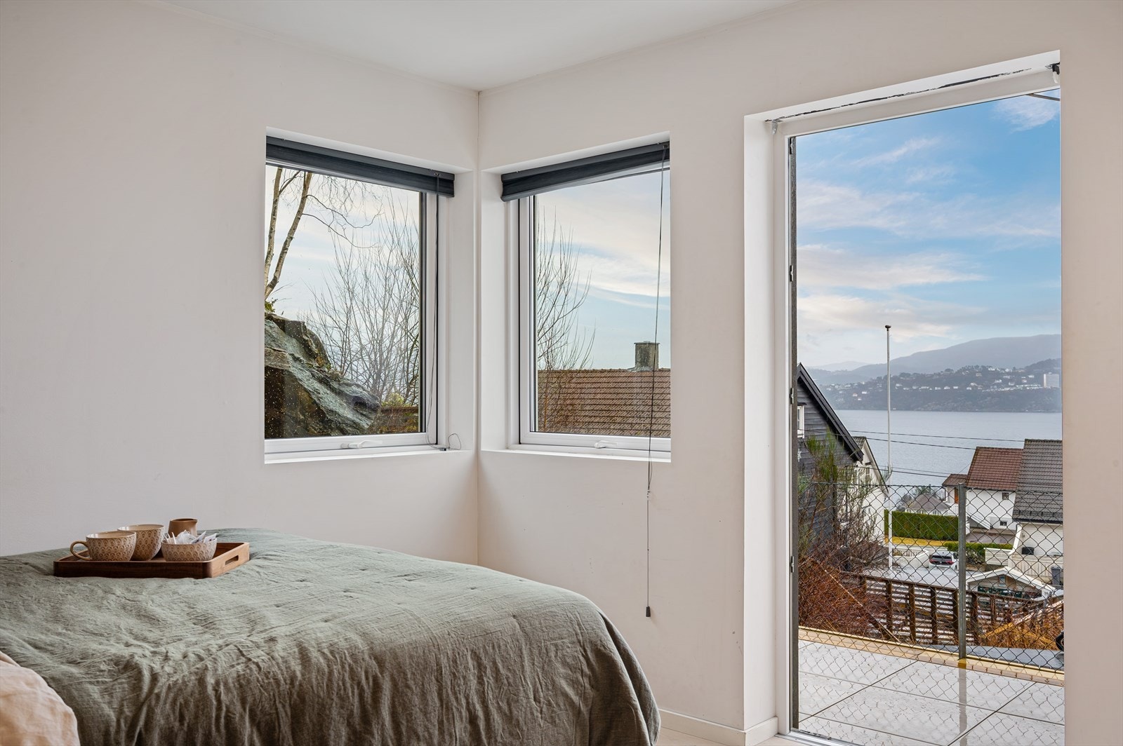 - Fra rommet er det direkte adkomst til en ca. 40m² terrasseplatting - Galleribilde