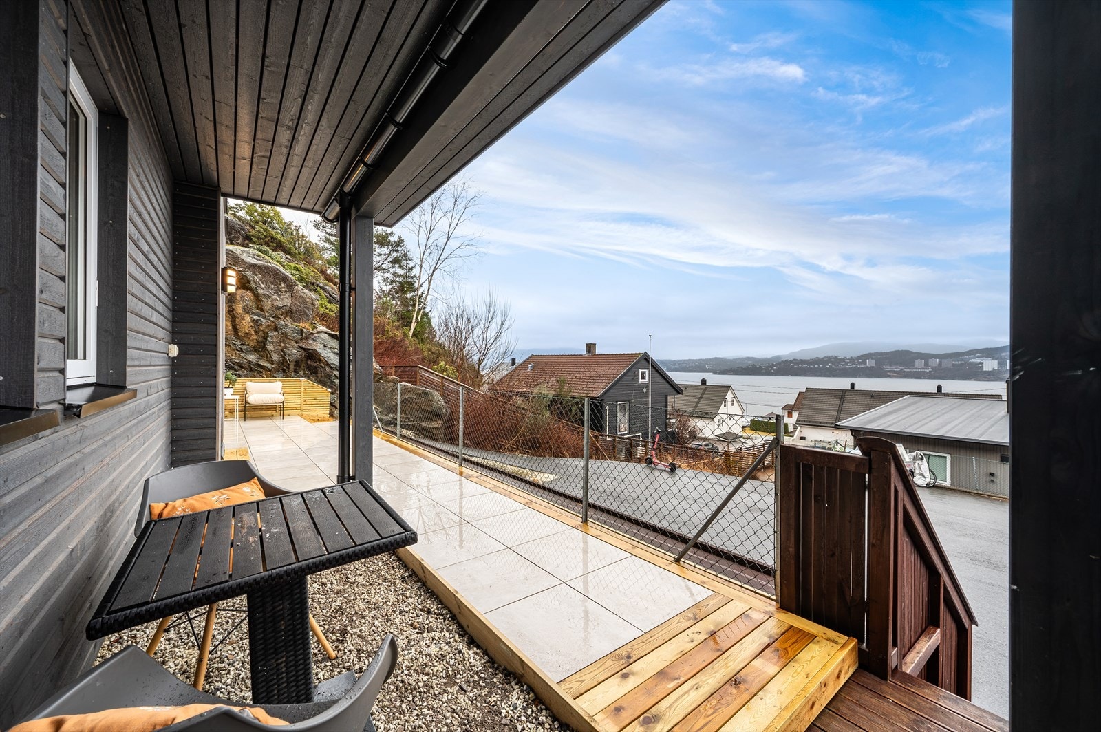 - Koselig med plass til sittegrupper i ulike soner - Galleribilde