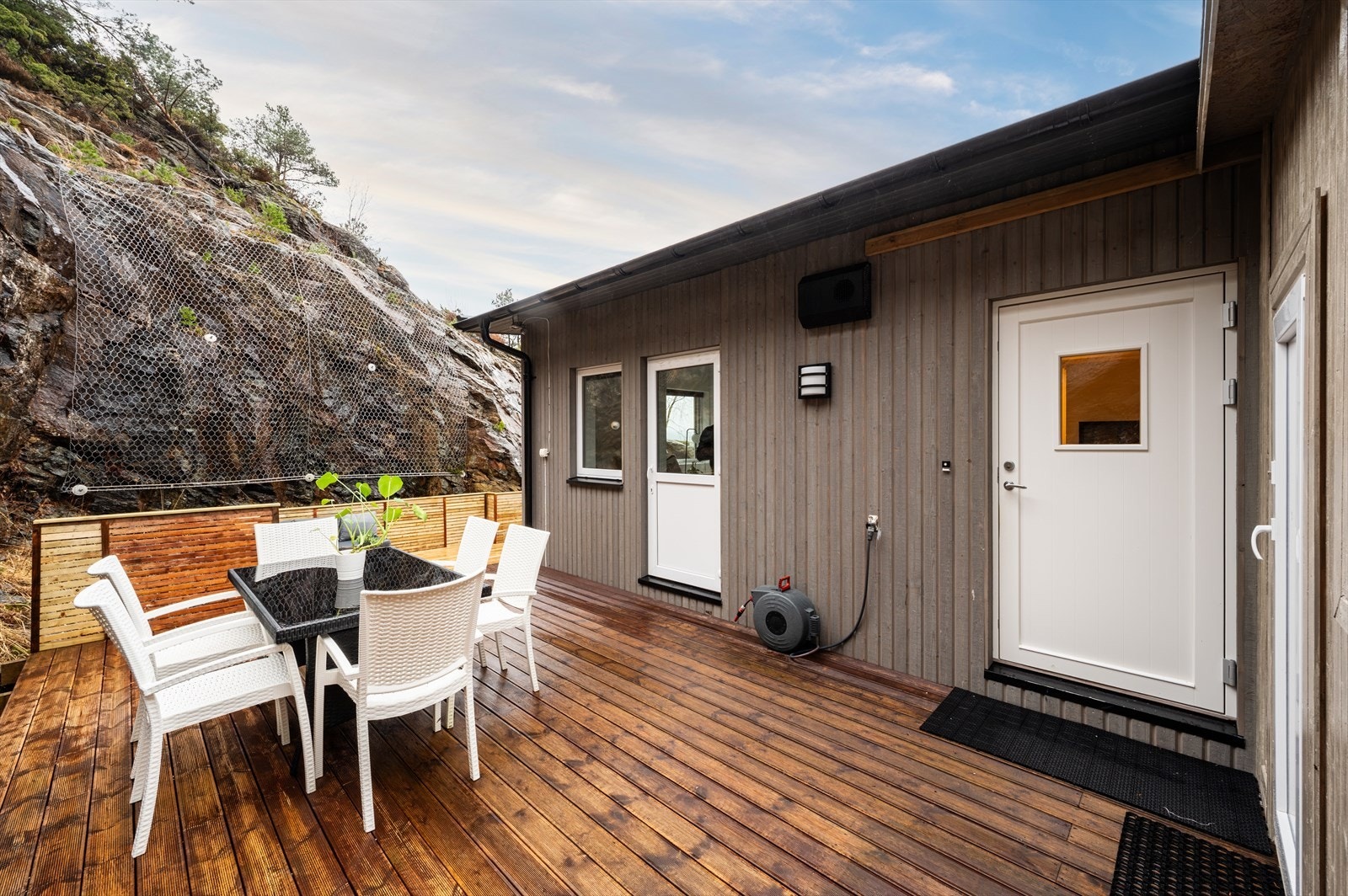 - Altan/terrasse på hele 39,4m² med adkomst fra inngangspartiet og fra soverommet i hovedetasjen- Galleribilde