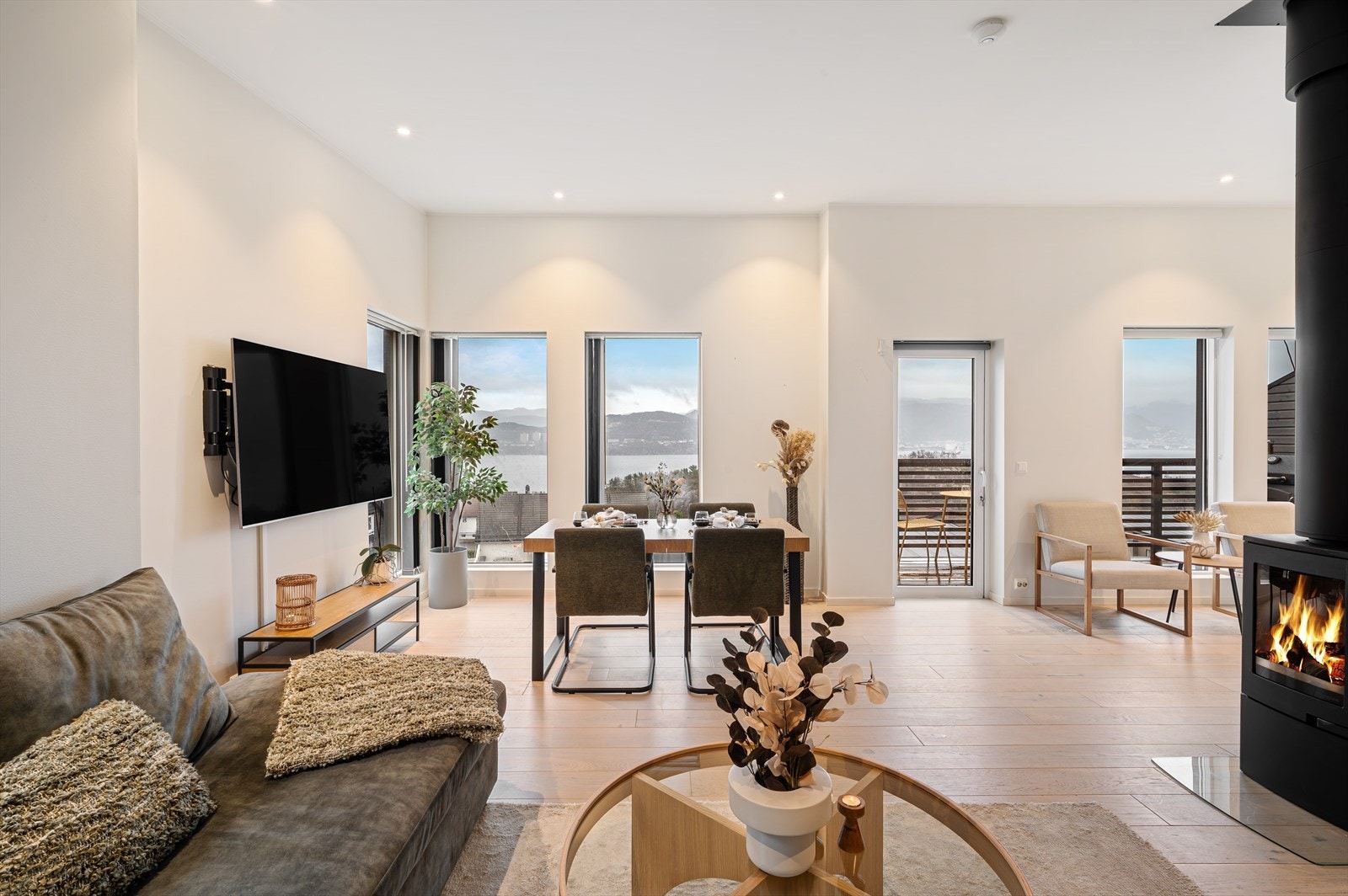 - Stue/kjøkken måler hele 34m². Utformingen gjør det enkelt å innrede med sofa- og spisegruppe i hver sin naturlige sone - Galleribilde