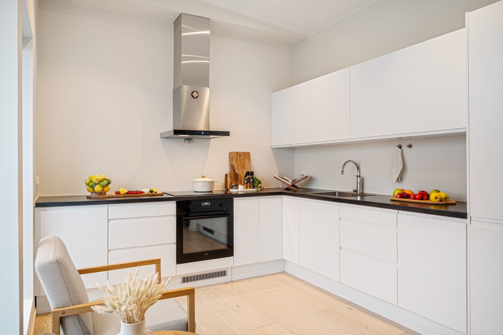 - Integrert stekeovn, platetopp m/induksjon, oppvaskmaskin og kjøleskap til glede for ny eier - Galleribilde