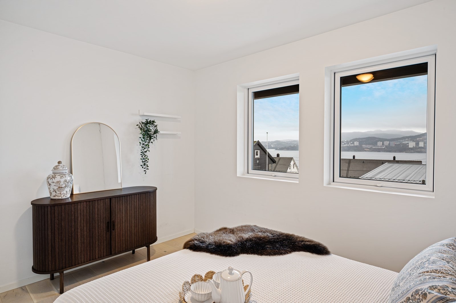 - Merk nydelig sjøutsikt fra soverommet - Galleribilde