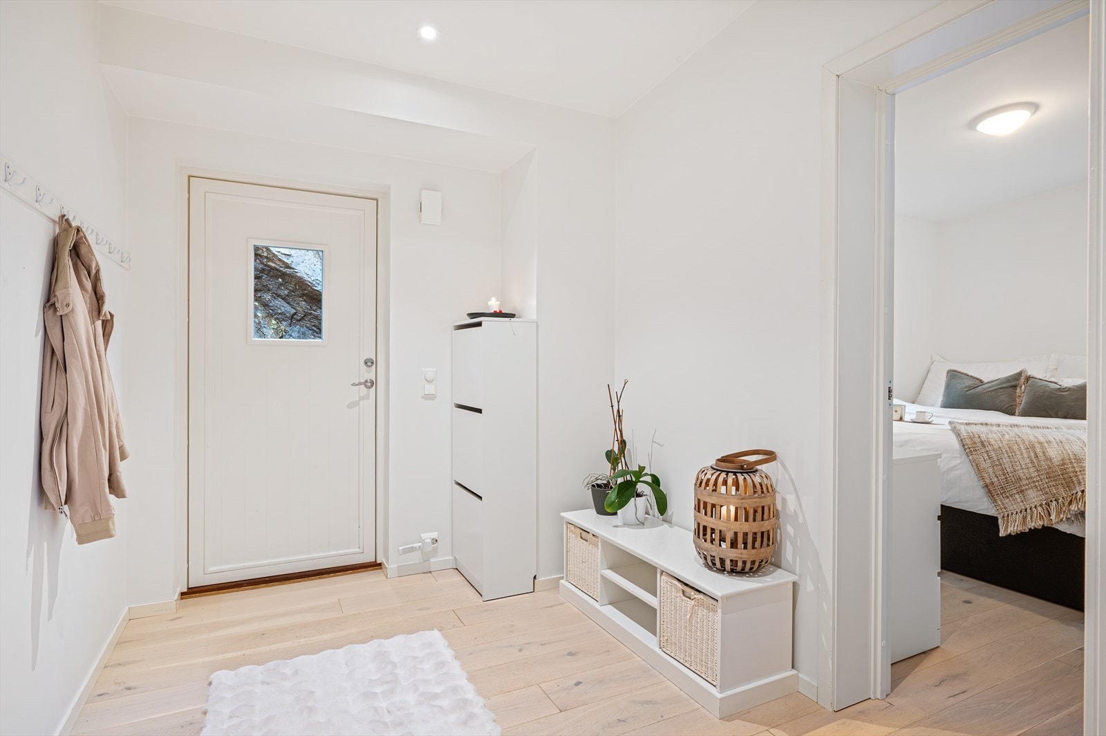 - Du blir ønsket velkommen hjem til en lys og innbydende entré med adkomst til bad, soverom og stue - Galleribilde
