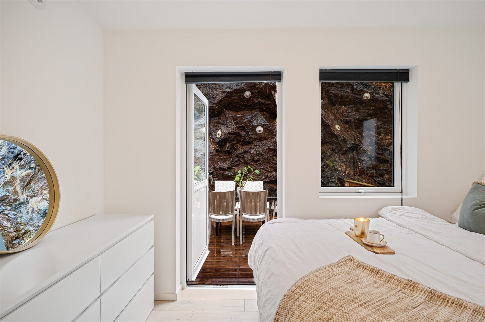 - Fra soverommet er det direkte adkomst til en 39,4m² altan/terrasse - Galleribilde