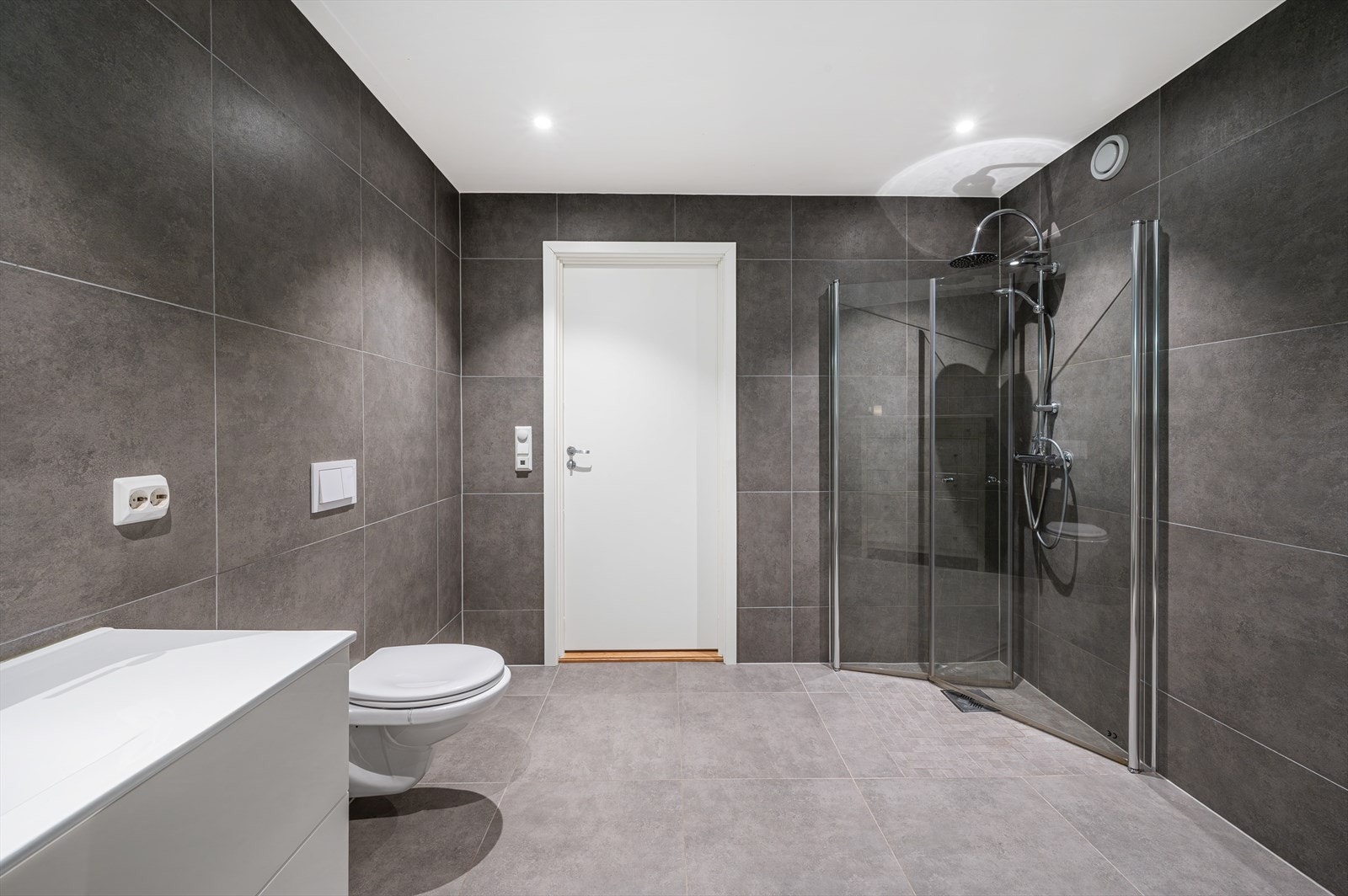 - På badet er det opplegg for badekar - Galleribilde