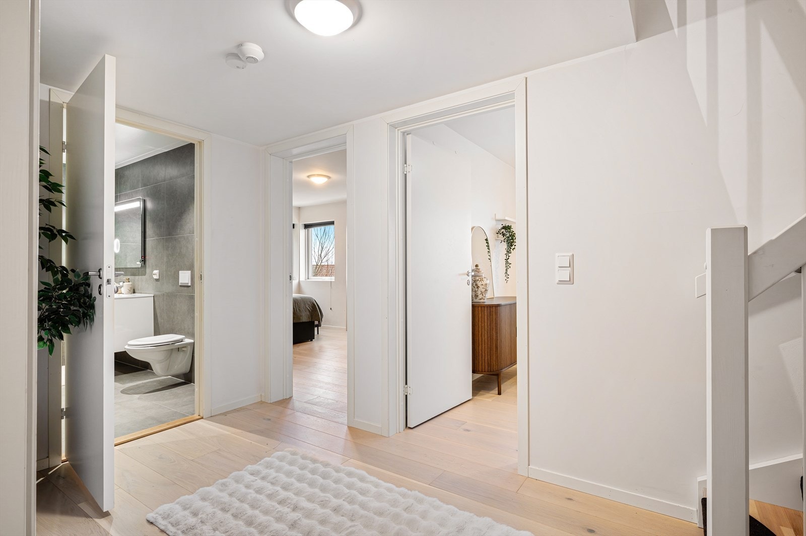 - Underetasjen har et totalt BRA-i på 63m² og inneholder 2 soverom, bad, vaskerom, bod og trapperom/gang - Galleribilde