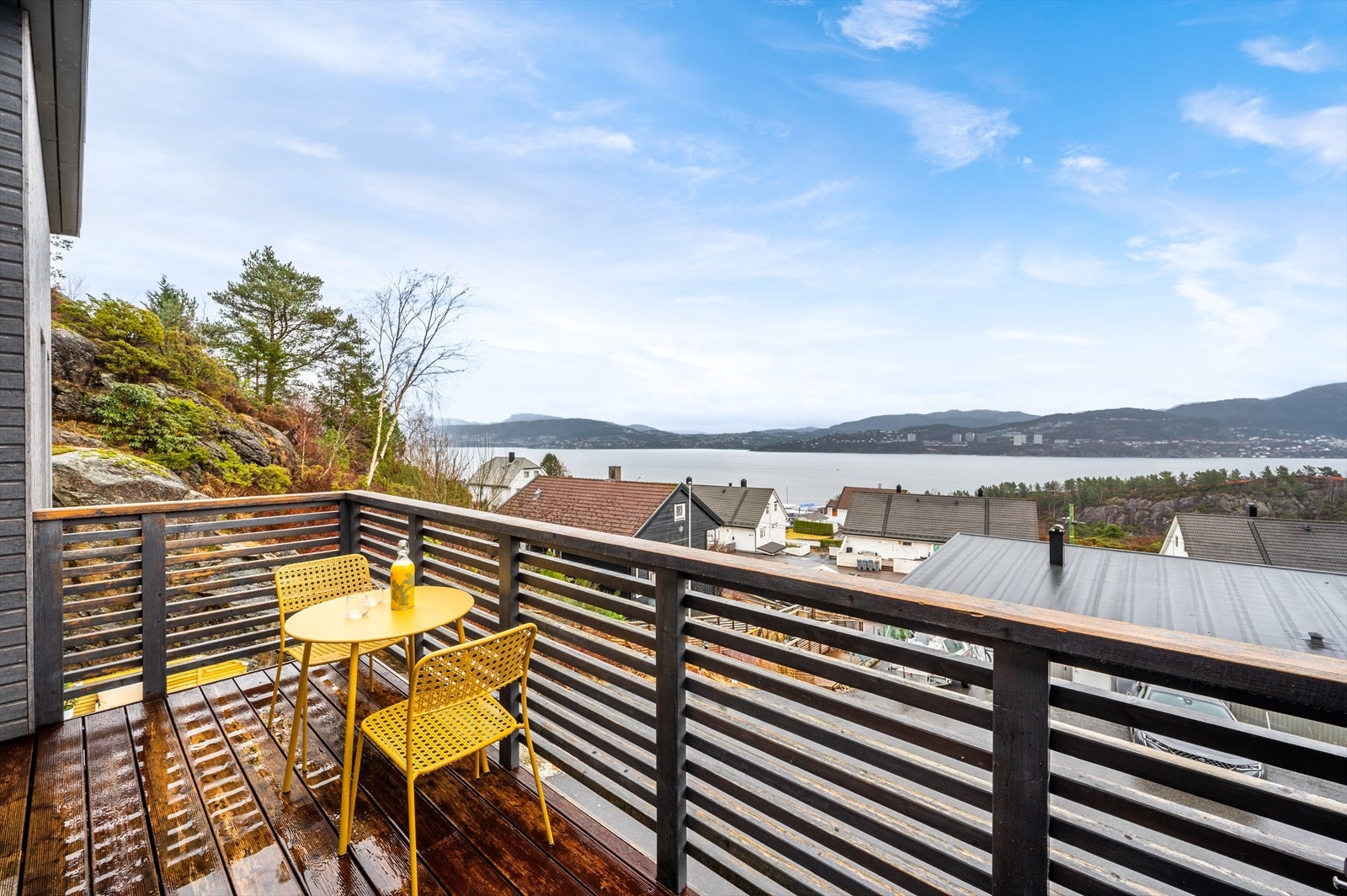 - Herfra har du nydelig utsikt utover byfjorden og mot majestetiske fjell - Galleribilde
