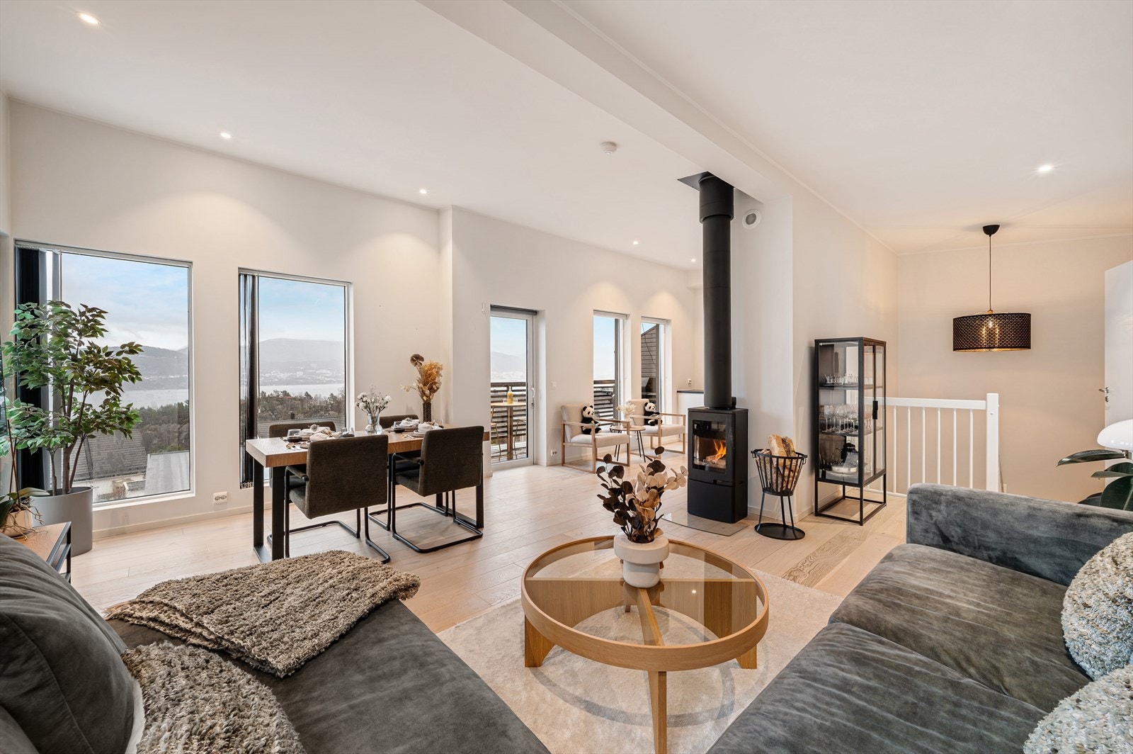 - Store vindusflater sørger for rikelig med naturlig lysinnslipp og nydelig utsyn, uten noen form for innsyn - Galleribilde