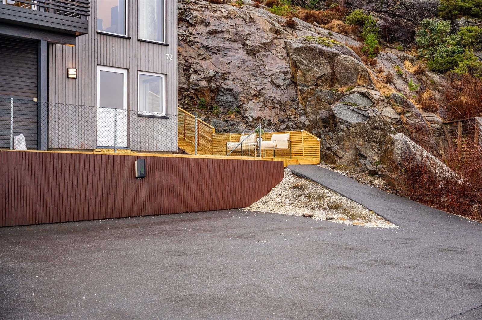 - Det er parkering på fellesareal for sameiet med montert elbil-lader - Galleribilde