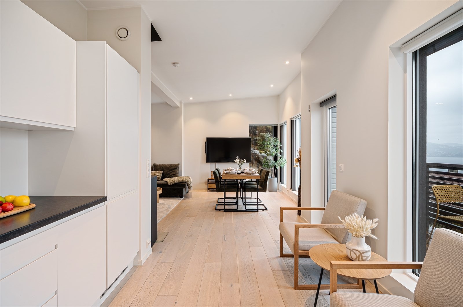 - Merk takhøyde opptil hele 3,11m med innfelte spotter som gir et stilrent og moderne inntrykk - Galleribilde