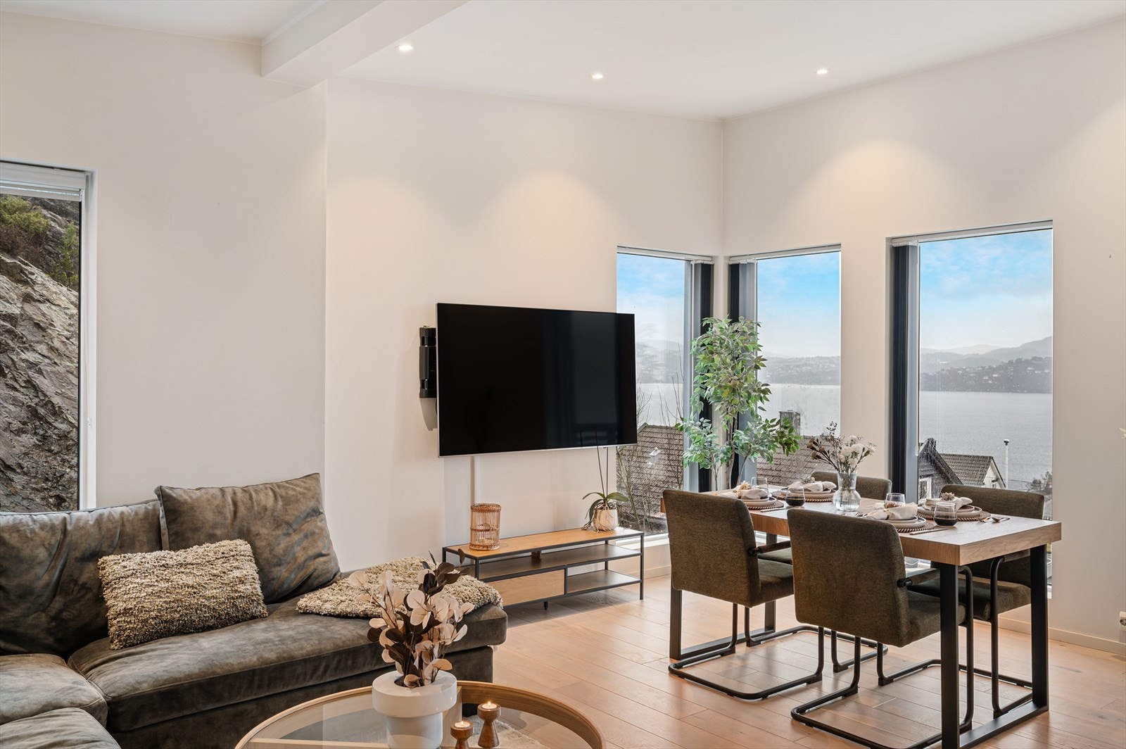 - Lekker halvpart av tomannsbolig med 87m² terrasseareal og nydelig sjøutsikt, beliggende i nærhet til det meste hverdagen har å by på! - Galleribilde