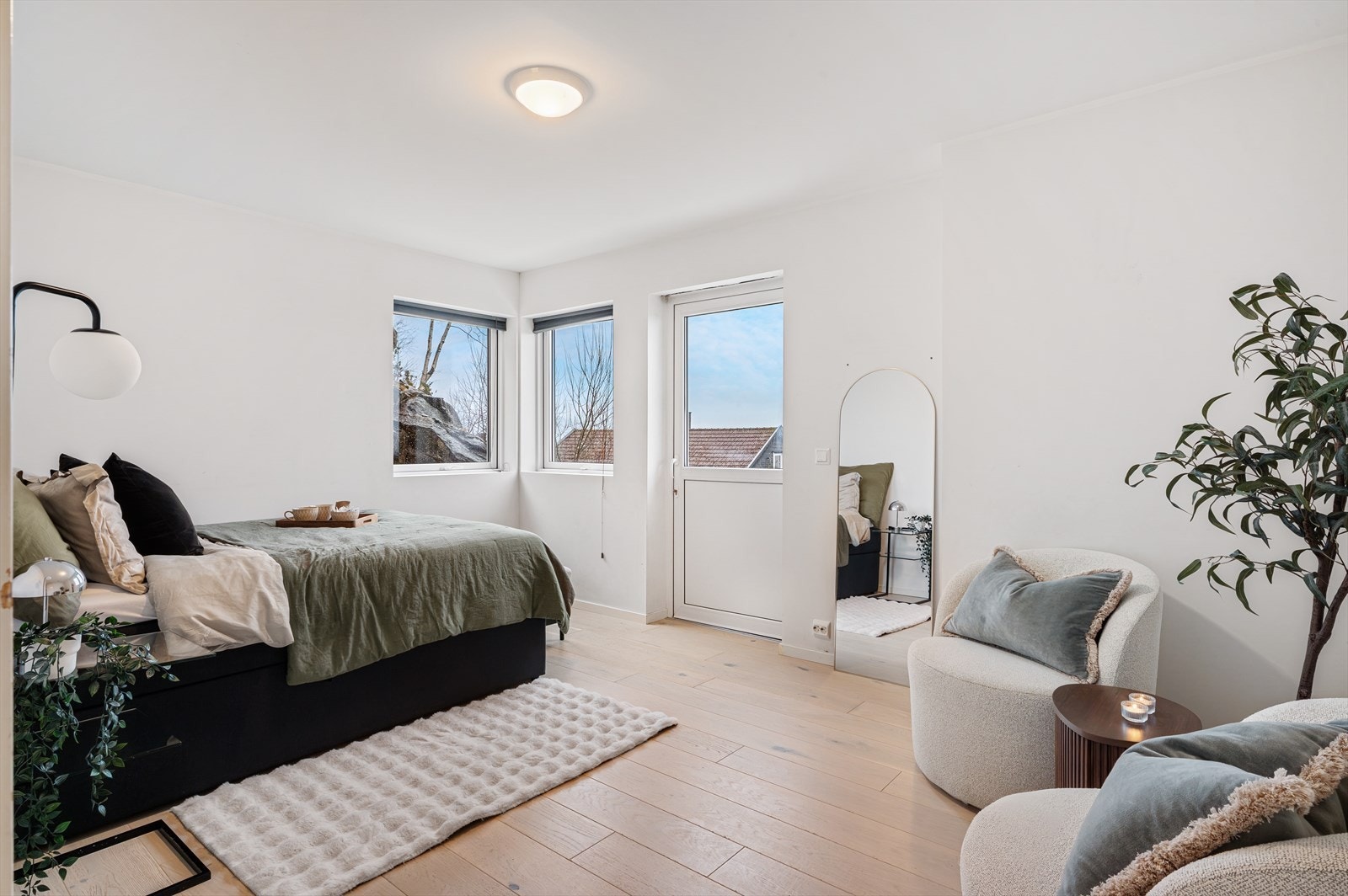 - Godt med plass til seng og øvrig møblement - Galleribilde