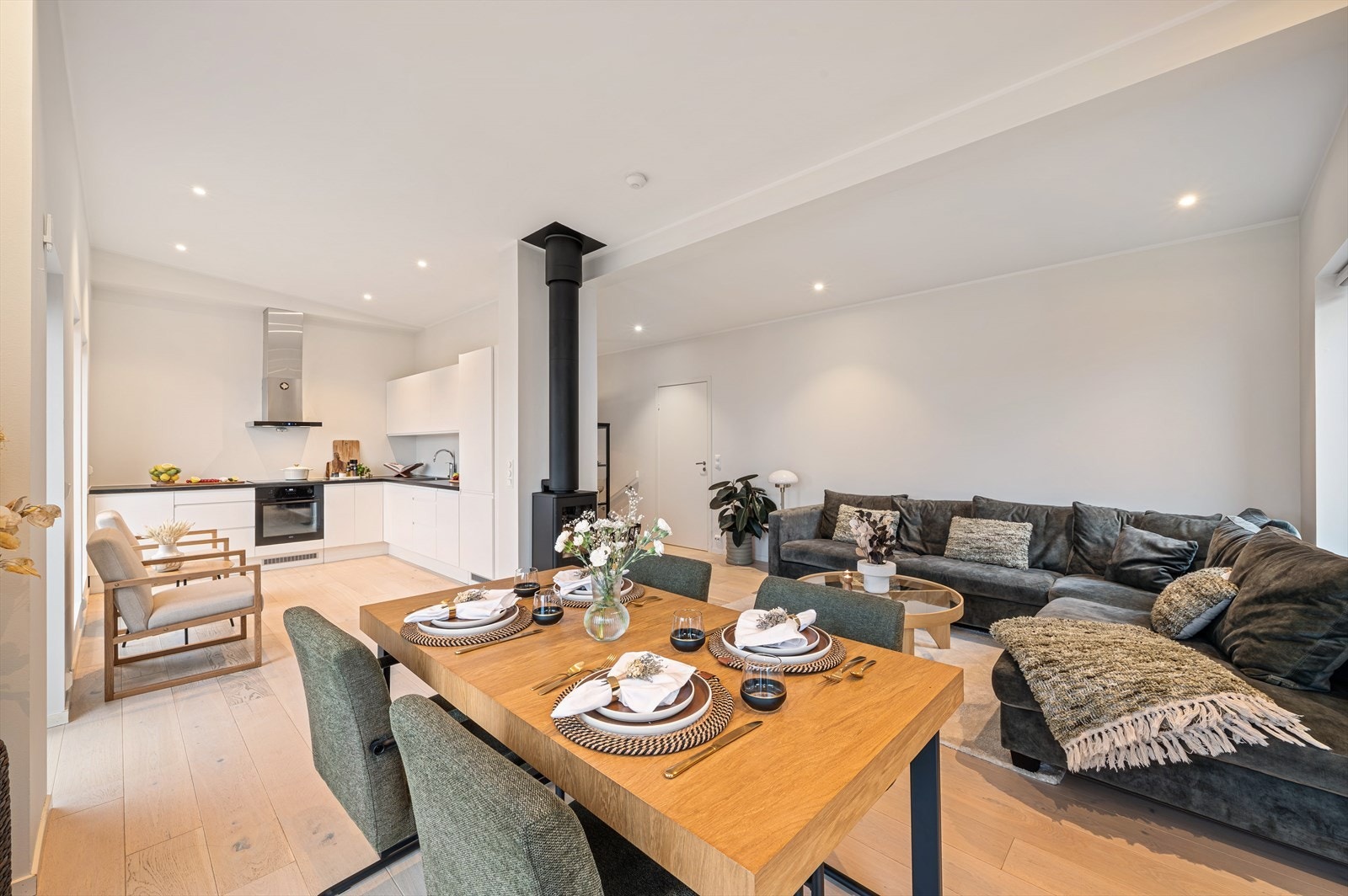 - Gjennomgående lik parkett på gulv skaper et nydelig helhetsinntrykk og en rød tråd gjennom boligen - Galleribilde