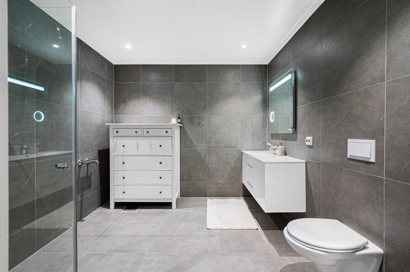 - Moderne, helfliset bad som måler hele 8,1m² - Galleribilde