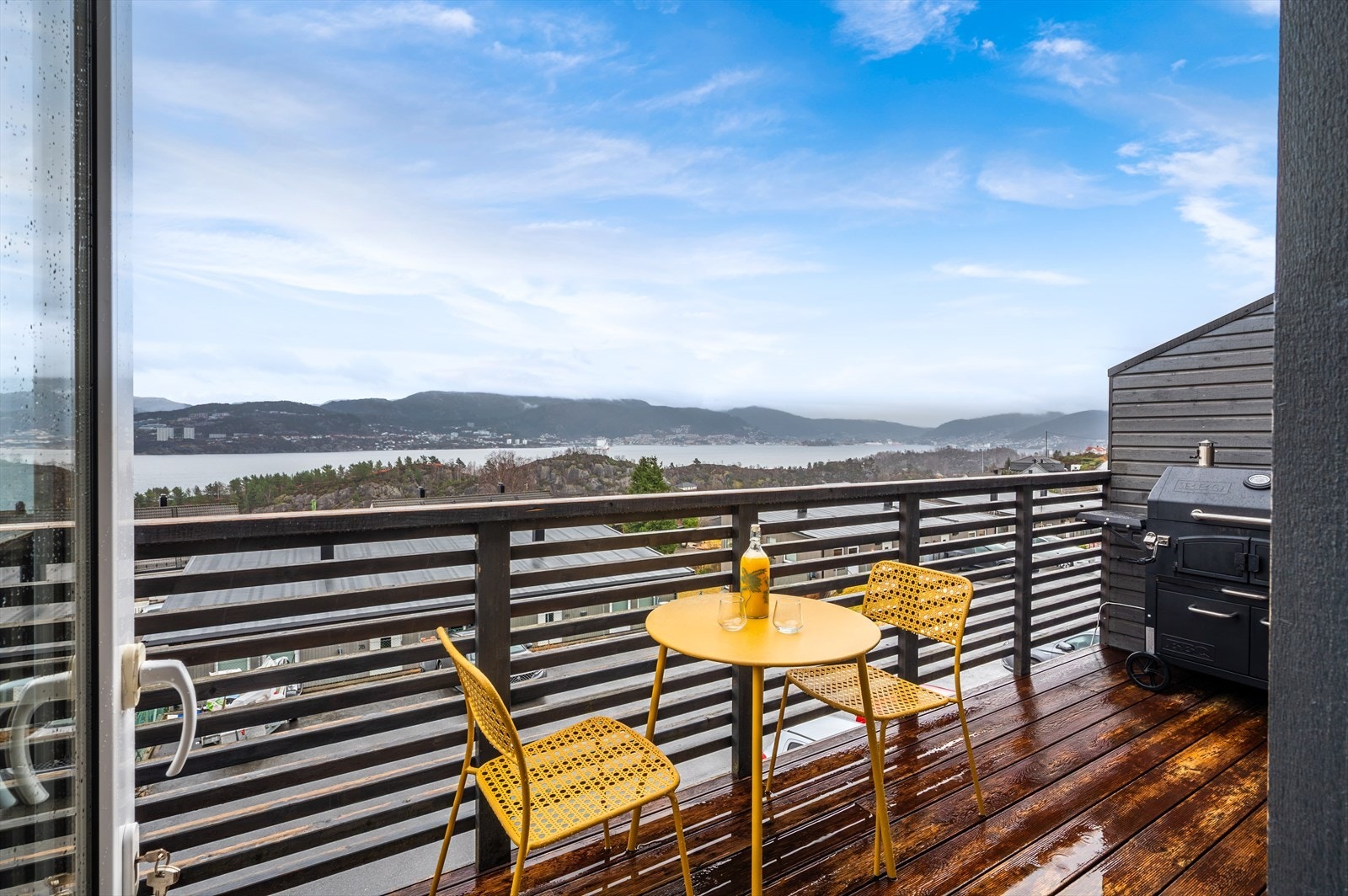 - Fra stue/kjøkken er det direkte adkomst til en herlig altan som måler 8,1m² - Galleribilde