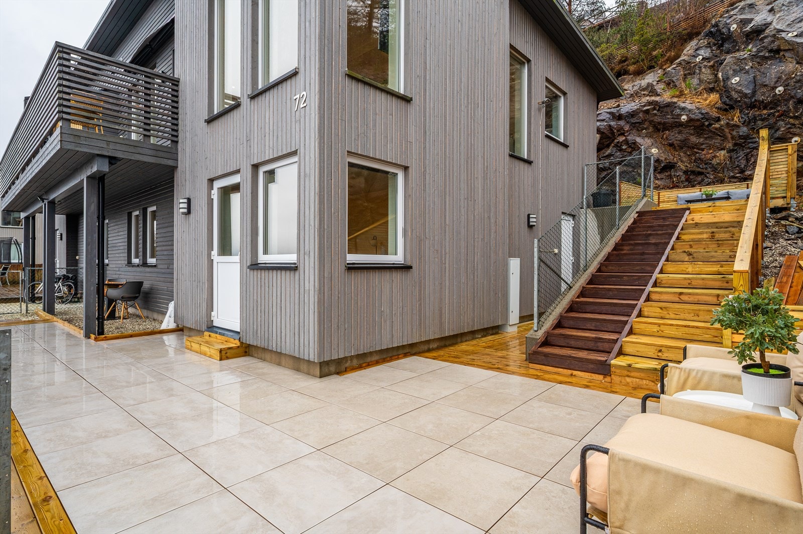 - Det er også en 40m² terrasseplatting med adkomst fra boligens underetasje - Galleribilde