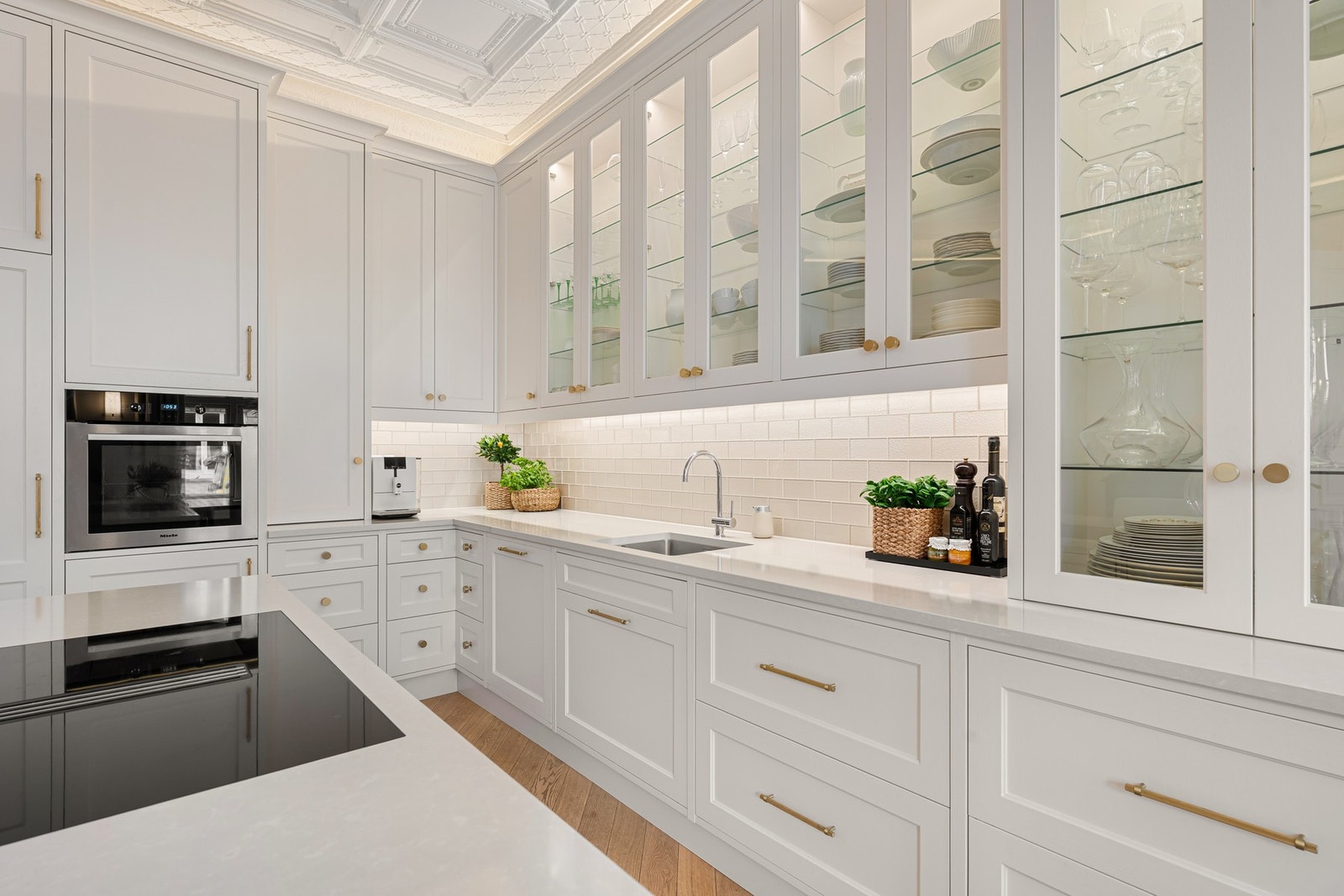 Kjøkkenet har induksjonsplatetopp med integrert kullfilter, stekeovn, oppvaskmaskin, fryseskap (benkemodell) og kjøleskap (full høyde). Galleribilde