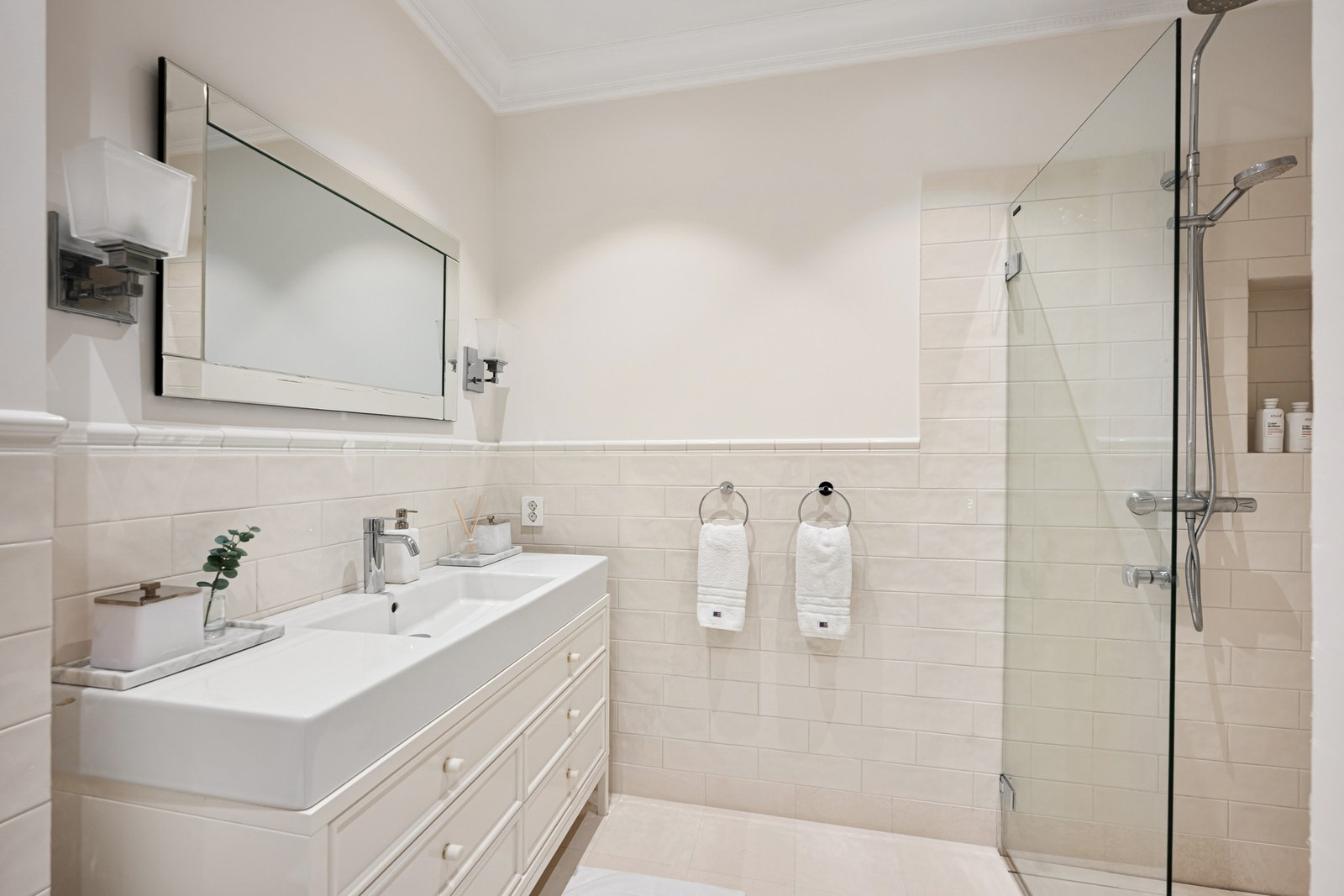 Hovedbadet er romslig og delikat utført med flislagte overflater og god planløsning. Badet er innredet med servantinnredning med god oppbevaringsplass, speil, dusjnisje med glassvegg samt opplegg for vaskemaskin og tørketrommel. Galleribilde