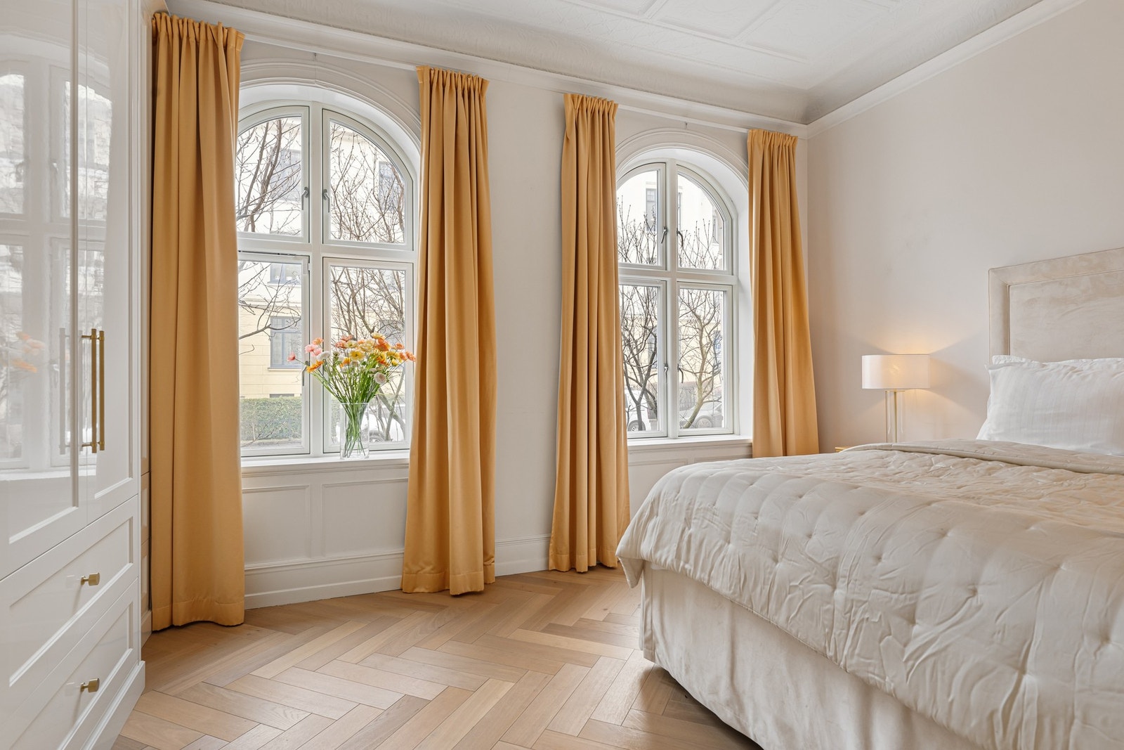 Store buede vinduer slipper inn rikelig med lys og gir en luftig romfølelse. Galleribilde